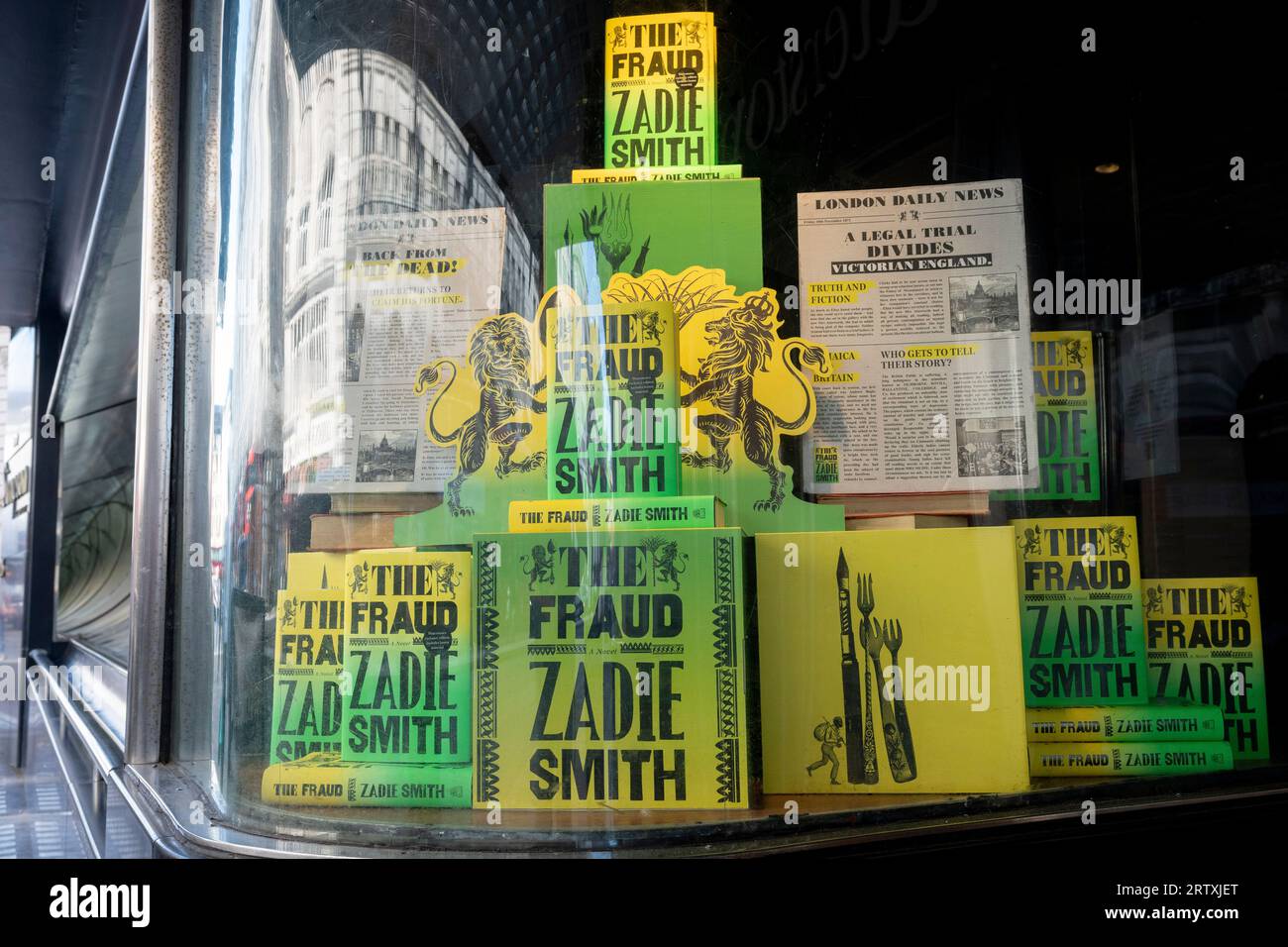 Des copies du premier livre historique de l'auteur Zadie Smith intitulé 'The Fraud' et publié par Hamish Hamilton, sont exposées bien en vue dans la vitrine de la librairie phare de Waterstones sur Piccadilly, le 14 septembre 2023, à Londres, en Angleterre. Banque D'Images