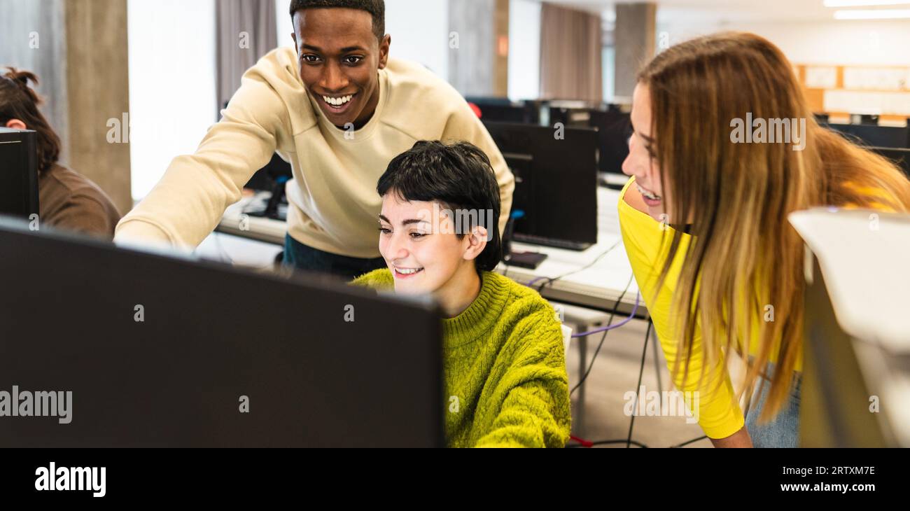 Jeunes camarades de classe étudiant ensemble dans le secondaire - concept d'éducation Banque D'Images