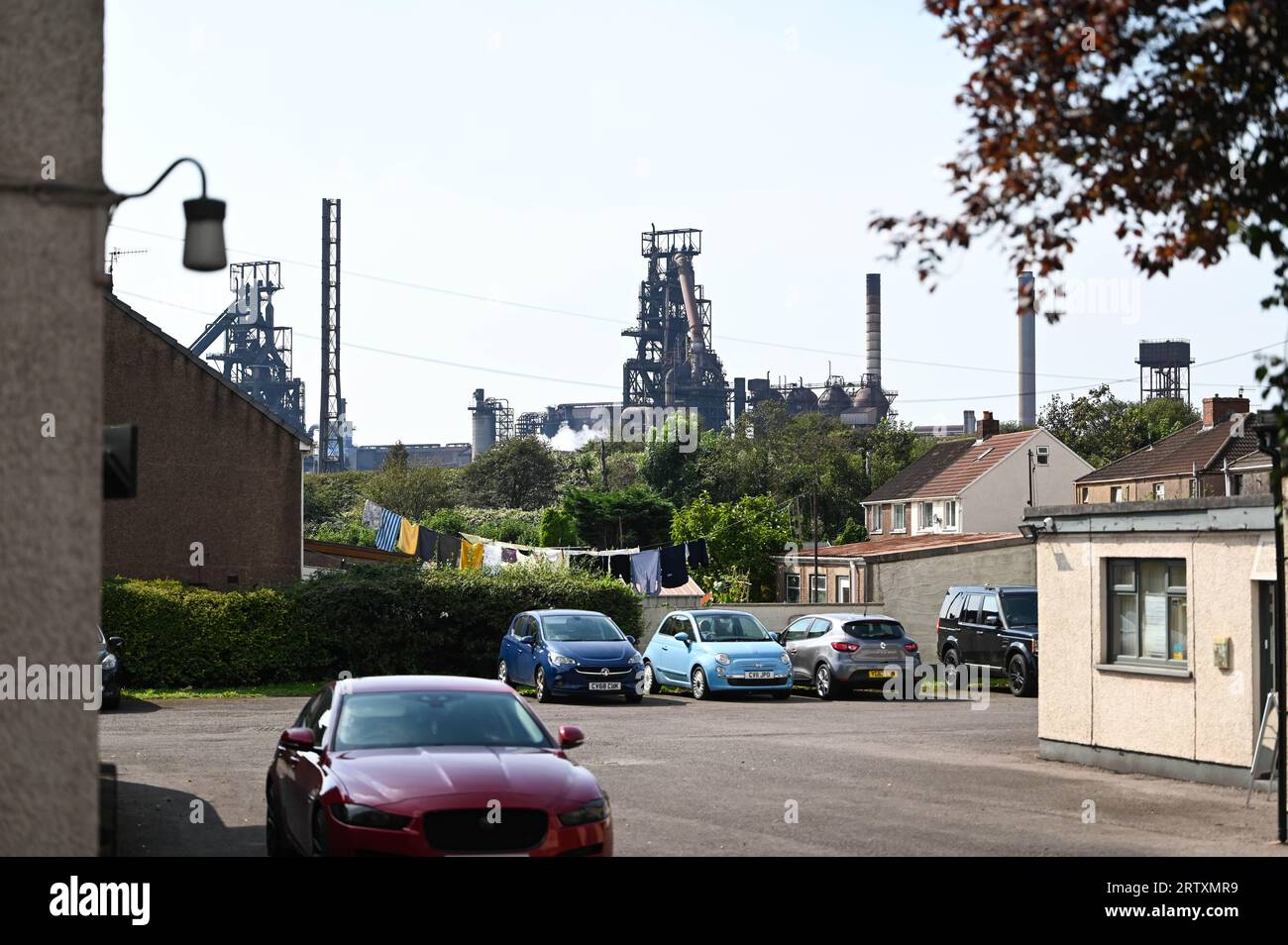 Les hauts fourneaux de Tata Steel Works à Port Talbot. Les travaux recevront 500 millions de livres sterling du gouvernement britannique dans le but de maintenir l’usine ouverte et de produire de l’acier de manière plus écologique, mais des milliers de personnes pourraient perdre leur emploi. Crédit photo : Robert Melen/LNP Banque D'Images