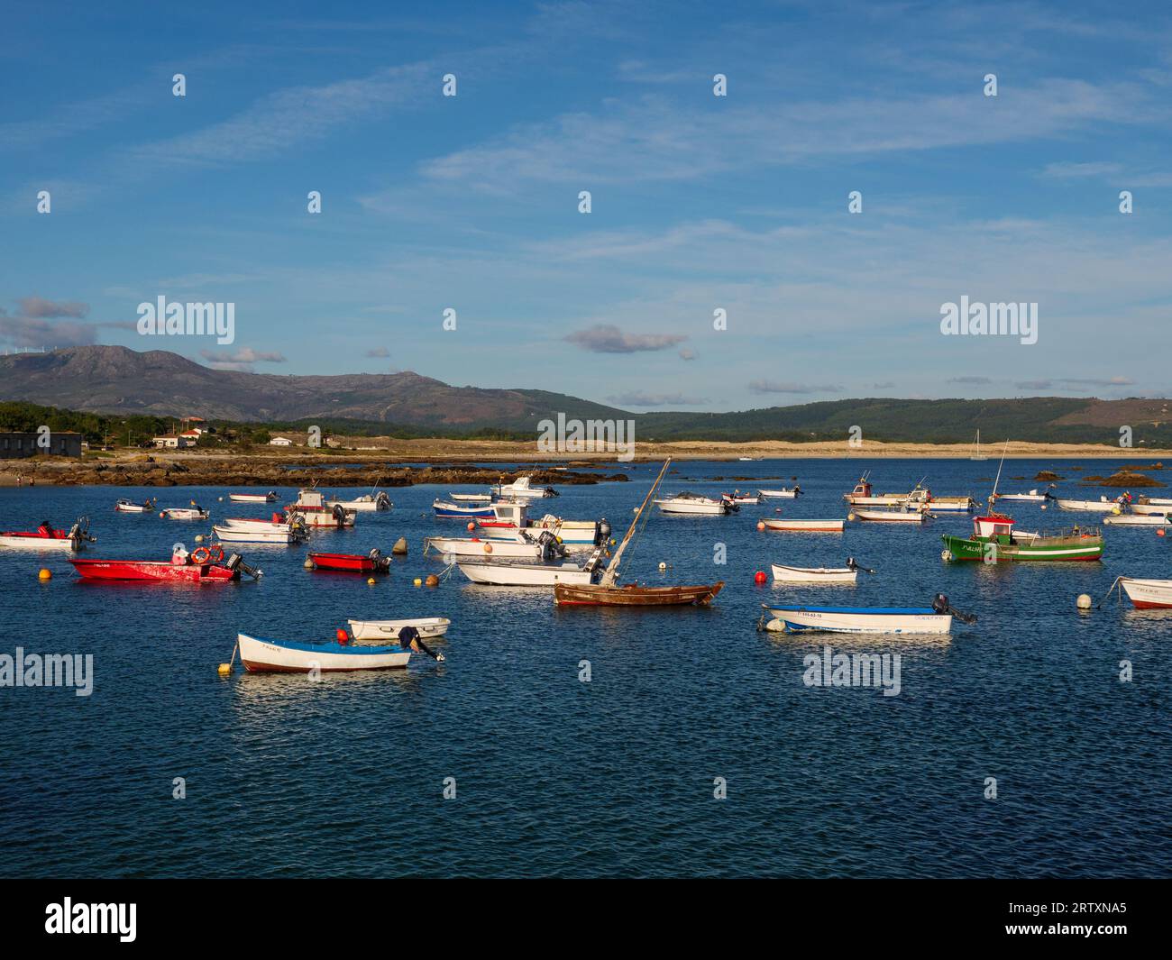 Bateaux dans le port de Corrubedo, Galice, Espagne Banque D'Images