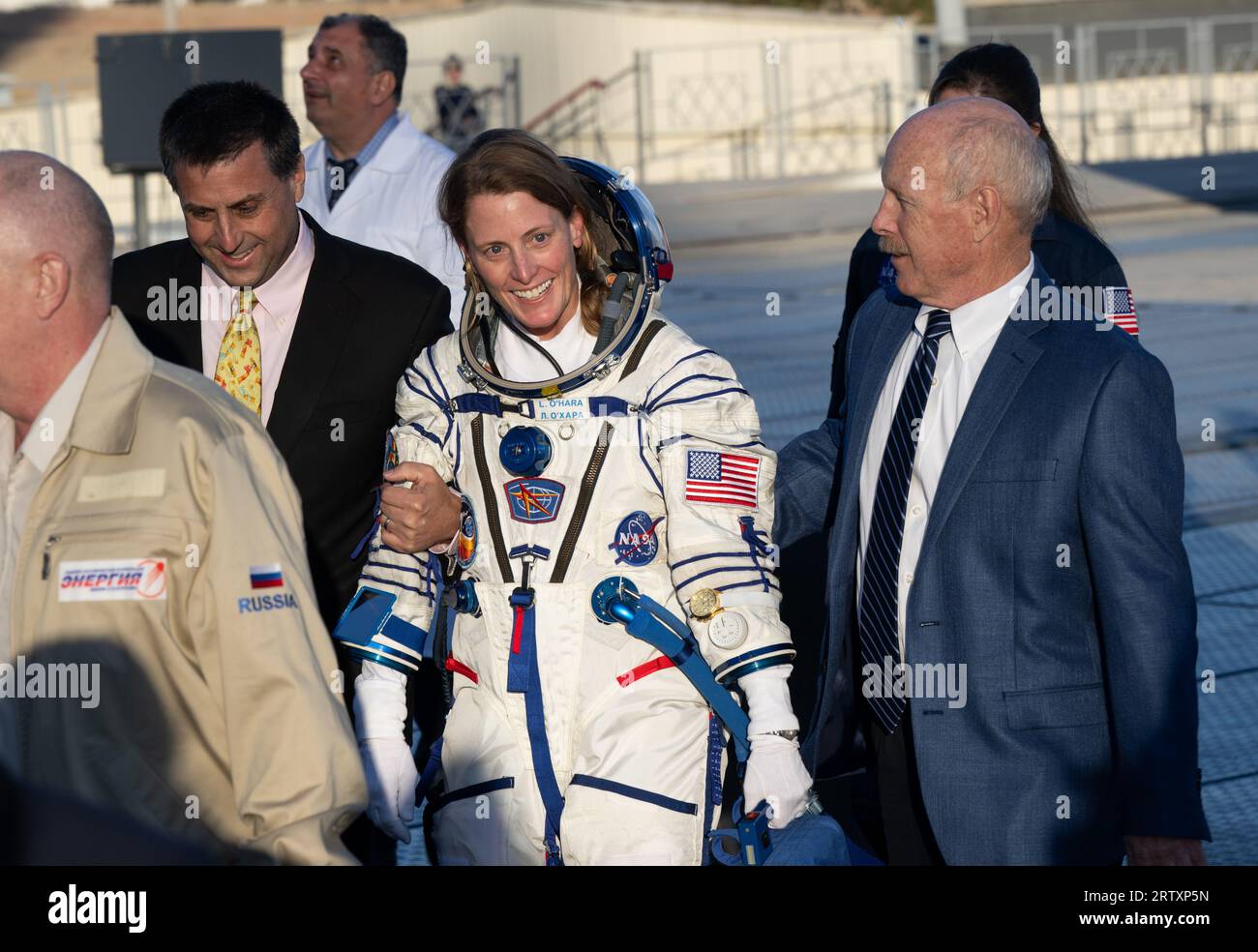 Baïkonour, Kazakhstan. 15 septembre 2023. L'astronaute de la NASA Loral O'Hara, au centre, marche avec Joel Montalbano, responsable du programme de l'ISS de la NASA, à gauche, et Ken Bowersox, administrateur associé de la Direction des missions de la NASA, à droite, avant d'embarquer sur la sonde russe Soyouz MS-24 pour le lancement au cosmodrome de Baïkonour, le 15 septembre 2023 à Baïkonour, Kazakhstan. O'Hara, membre de l'équipage de l'expédition 70 de la Station spatiale internationale, rejoint les cosmonautes Oleg Kononenko et Nikolai Chub de Roscosmos pour le voyage vers le laboratoire orbital. Crédit : Bill Ingalls/NASA/Alamy Live News Banque D'Images