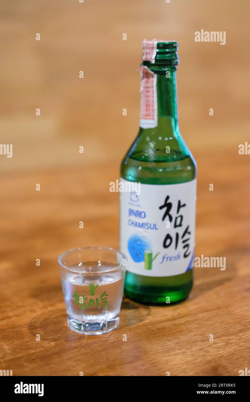 Bangkok, Thaïlande - 2 février 2019 : Jinro Chamisul Soju. C'est une célèbre boisson distillée claire et incolore d'origine coréenne. Jinro est le plus grand ma Banque D'Images