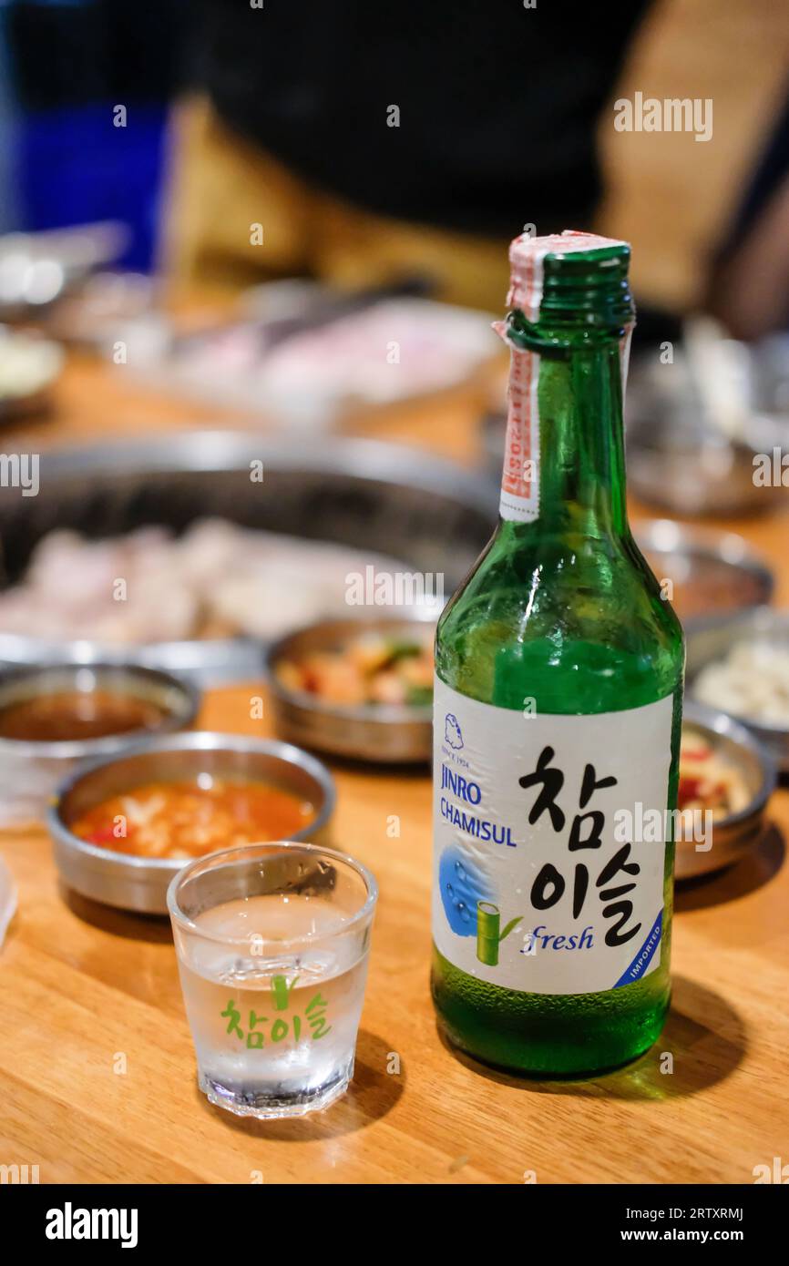 Bangkok, Thaïlande - 2 février 2019 : Jinro Chamisul Soju avec de la nourriture coréenne. C'est une célèbre boisson distillée claire et incolore d'origine coréenne. Jinro Banque D'Images