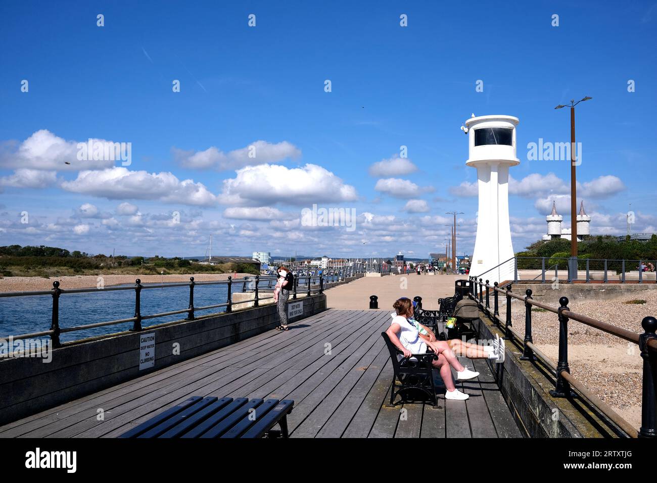 touristes se relaxant dans littlehampton station balnéaire de la ville, sussex ouest, royaume-uni septembre 14 2023 Banque D'Images