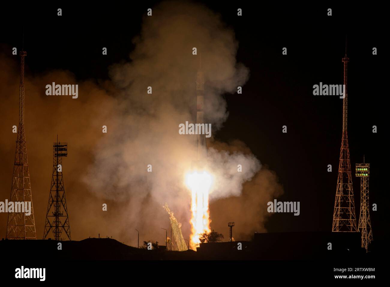 Baïkonour, Kazakhstan. 15 septembre 2023. Le vaisseau spatial russe Soyouz MS-24 et la fusée d’appoint décollent du pas de lancement 31 du cosmodrome de Baïkonour, le 15 septembre 2023 à Baïkonour, Kazakhstan. L'astronaute Loral O'Hara, de la NASA, et les cosmonautes Oleg Kononenko et Nikolai Chub, de Roscosmos, se dirigent vers le laboratoire orbital 70. Crédit : Bill Ingalls/NASA/Alamy Live News Banque D'Images
