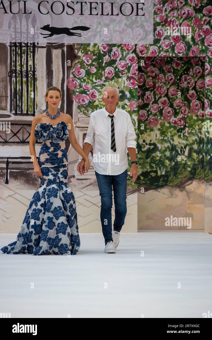 Londres, Royaume-Uni. 15 septembre 2023. Le designer Paul Costelloe et un mannequin marchent sur la piste du défilé Paul Costelloe Printemps été 2024 pendant la Fashion week de Londres. (Photo Pietro Recchia/SOPA Images/Sipa USA) crédit : SIPA USA/Alamy Live News Banque D'Images