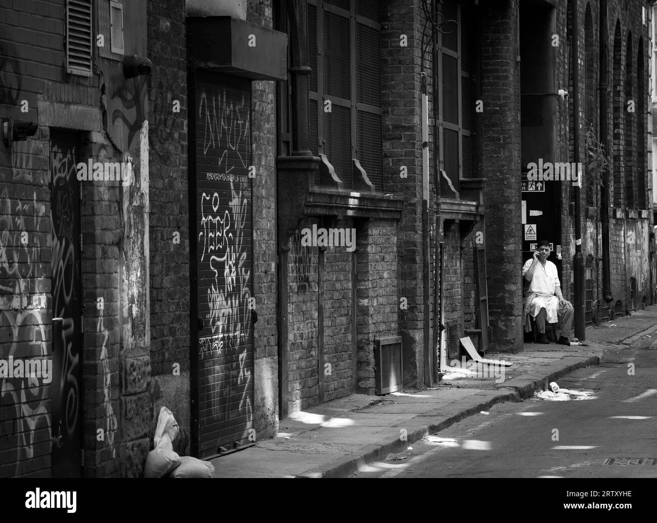 Cook on the Phone, Back Picadilly, Manchester, Angleterre, Grande-Bretagne Banque D'Images