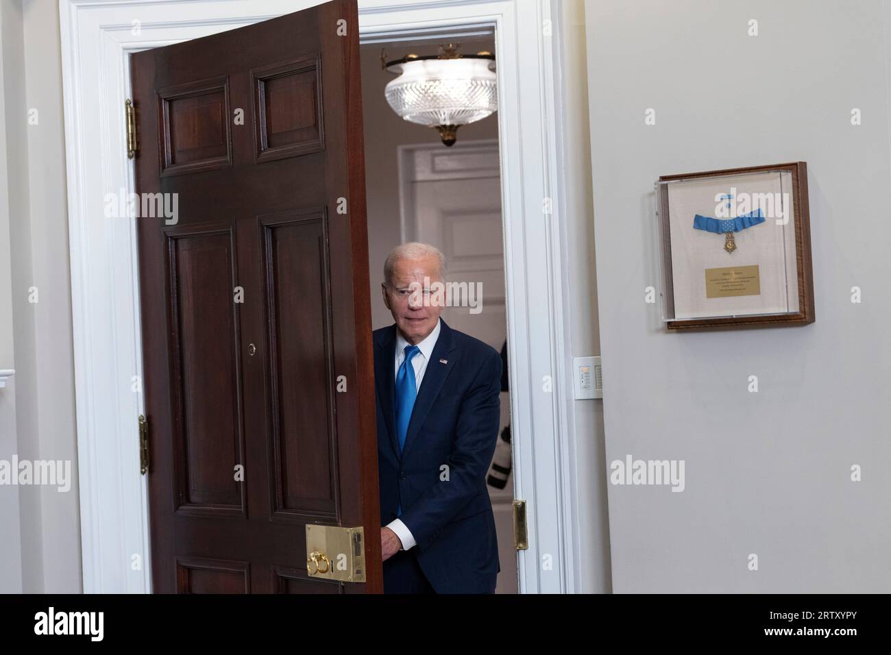 Washington, États-Unis d ' Amérique. 15 septembre 2023. Le président des États-Unis Joe Biden arrive pour prononcer des remarques sur les négociations contractuelles entre les travailleurs Unis de l'automobile et les 3 grandes entreprises automobiles dans la salle Roosevelt de la Maison Blanche à Washington, DC, le vendredi 15 septembre 2023. Crédit : Chris Kleponis/Pool/Sipa USA crédit : SIPA USA/Alamy Live News Banque D'Images