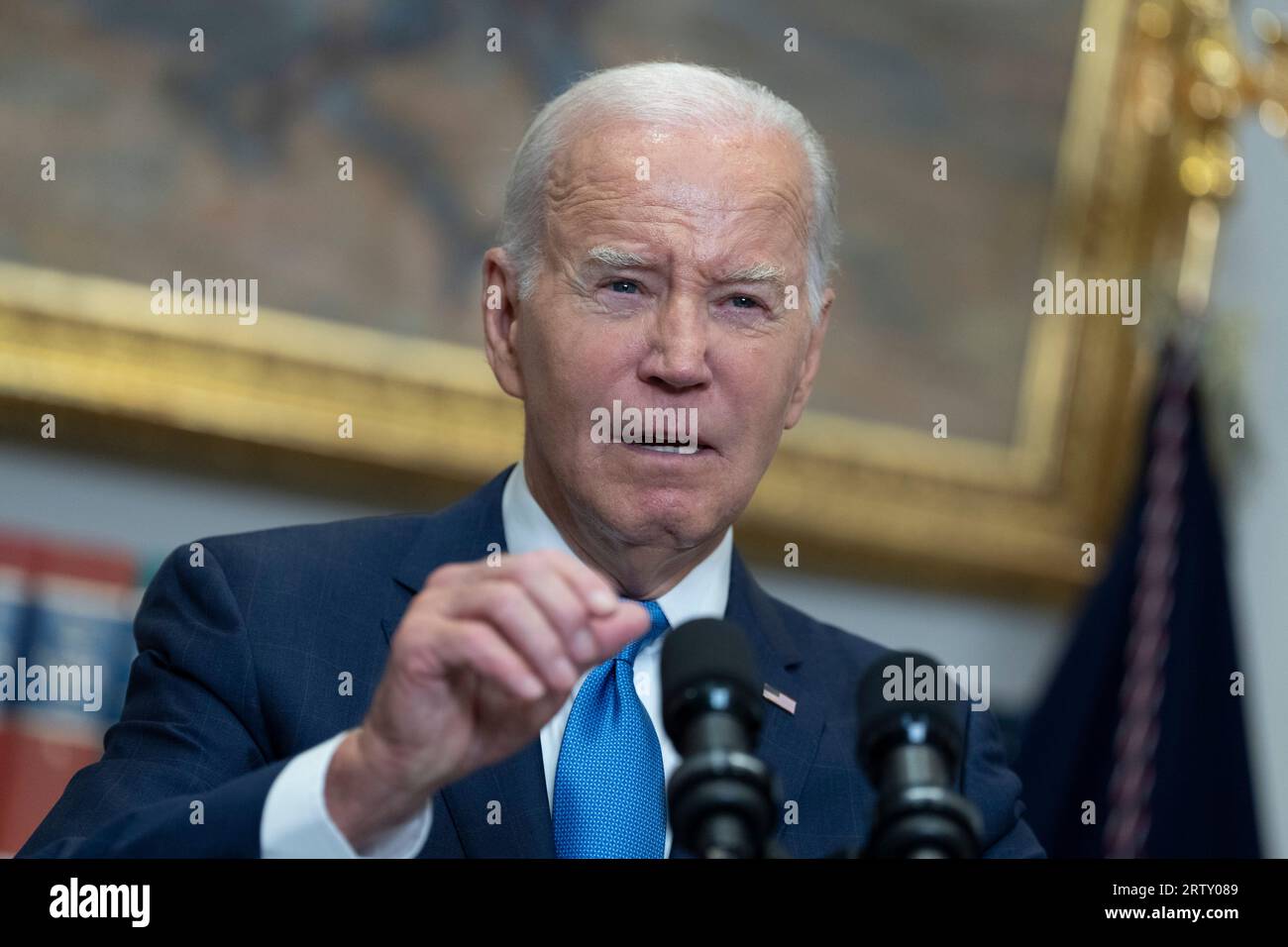 Washington, États-Unis. 15 septembre 2023. Le président américain Joe Biden prononce un discours sur les négociations contractuelles entre les travailleurs Unis de l'automobile (UAW) et les trois grands constructeurs automobiles - Ford, GM et Stellantis - dans la salle Roosevelt de la Maison Blanche à Washington, DC, le vendredi 15 septembre 2023. Photo de Chris Kleponis /UPI crédit : UPI/Alamy Live News Banque D'Images