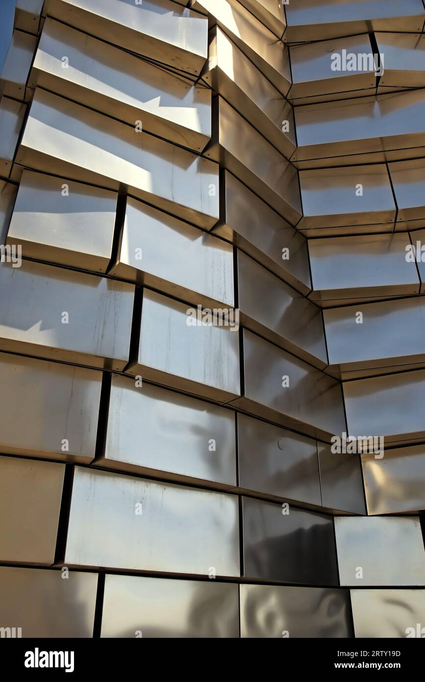 Gros plan sur le LUMA Tour à Arles, France. Un bâtiment moderne dédié à l'art de Frank Gehry inspiré par la longue histoire de la ville Banque D'Images