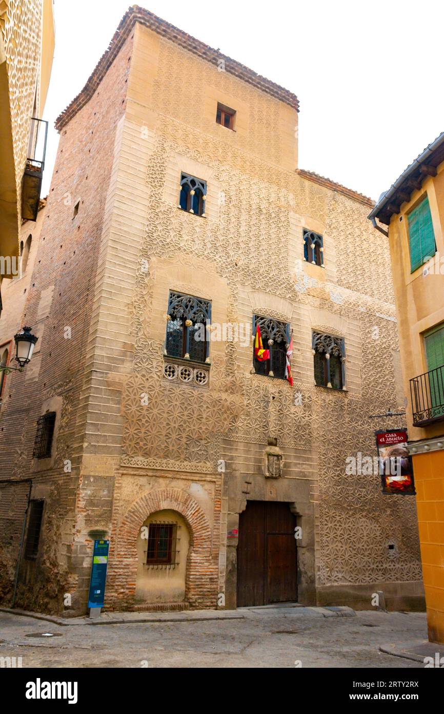 Ségovie, Espagne. 14, septembre 2022 - façade du palais de Cascales, ou le comte d'Alpuente, avec sgraffites typiques de Ségovien, dans le styl mudéjar Banque D'Images