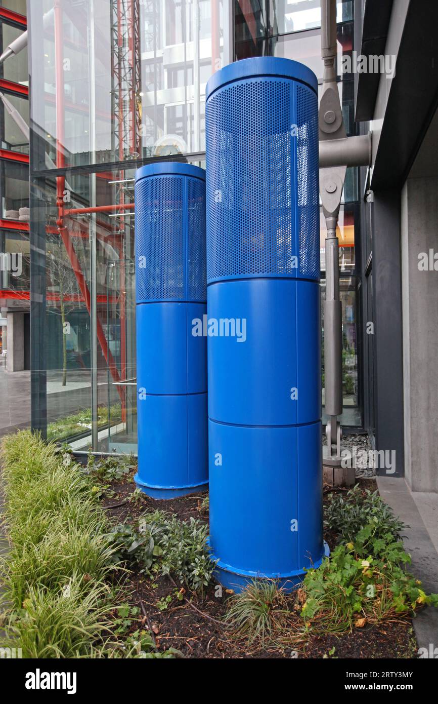 Deux grandes tours de ventilation bleues dans le bâtiment moderne de la ville Banque D'Images