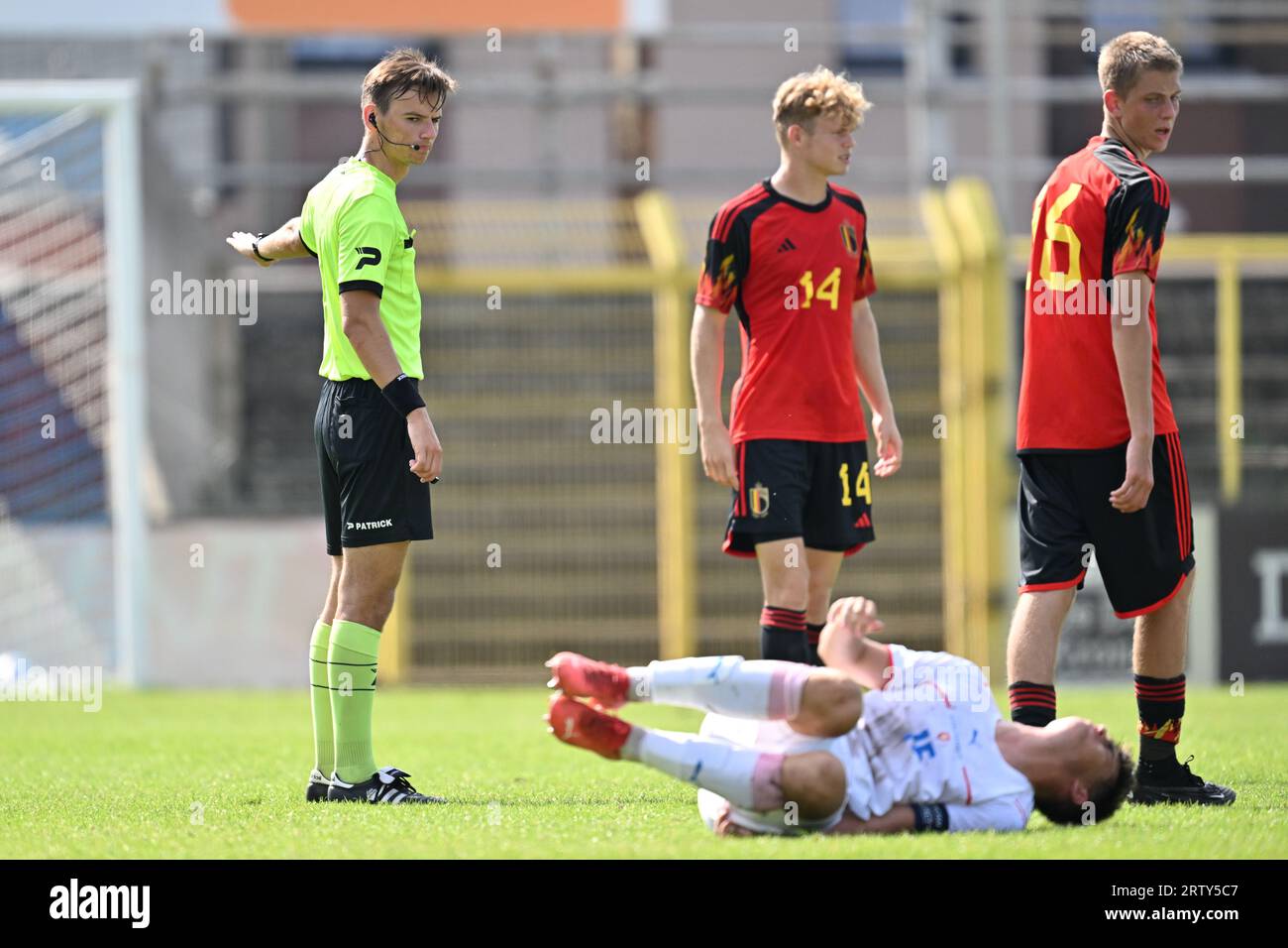 Arbitre Simon Allcock photographié lors d'un match amical de football entre les équipes nationales U19 de Belgique et de République Tchèque le mardi 12 septembre 2023 à Hasselt , Belgique . PHOTO SPORTPIX | David Catry Banque D'Images