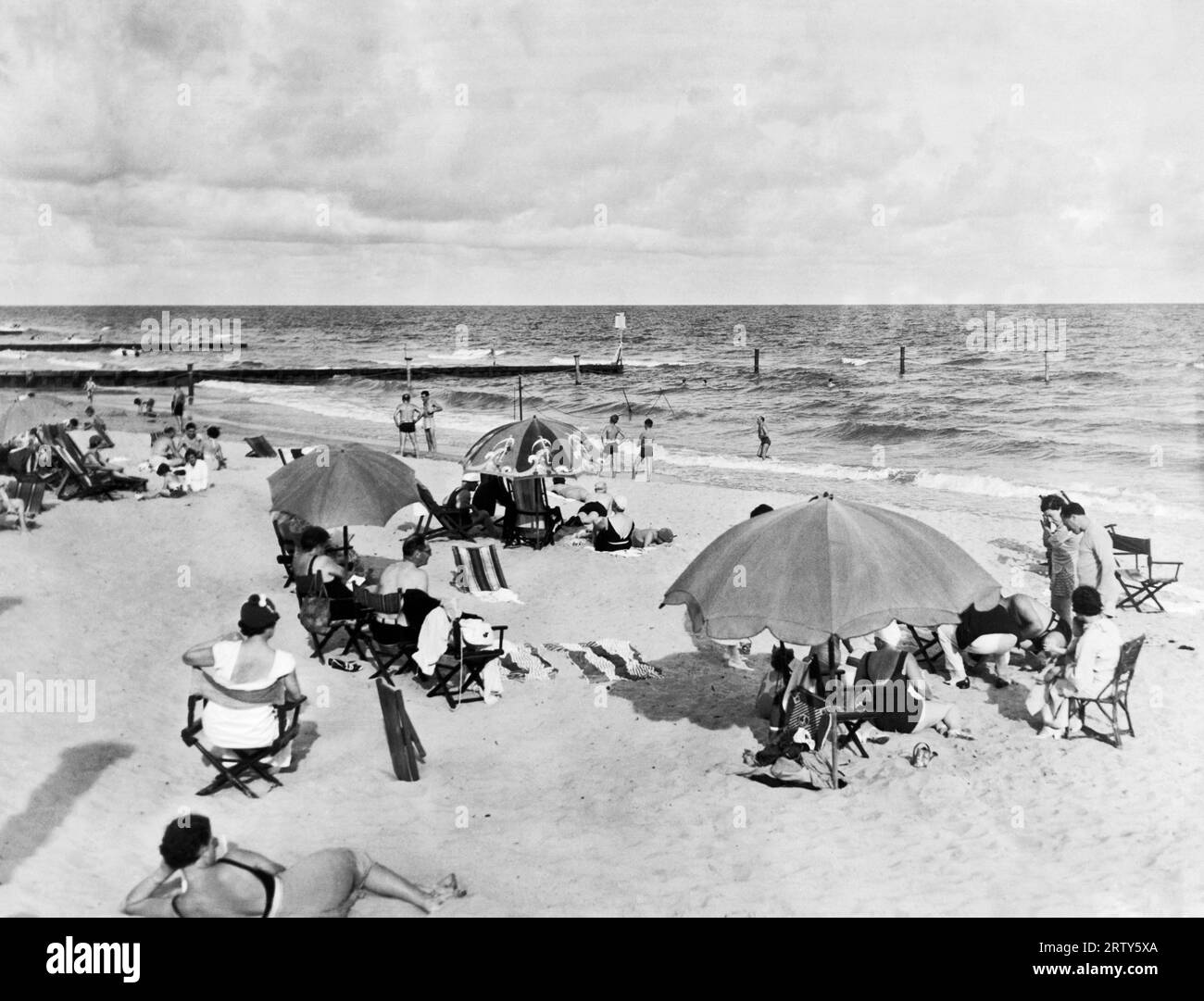 Miami, Floride : c. 1930 personnes profitant de la plage au Roney Plaza Hotel. Banque D'Images