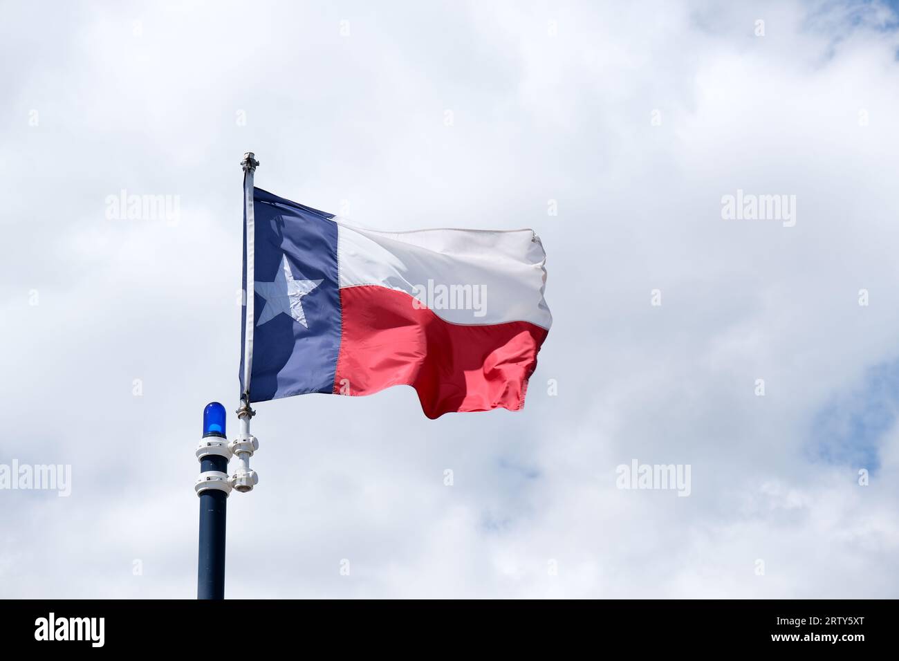 Drapeau de l'État du Texas volant sur un fond de nuage blanc Banque D'Images