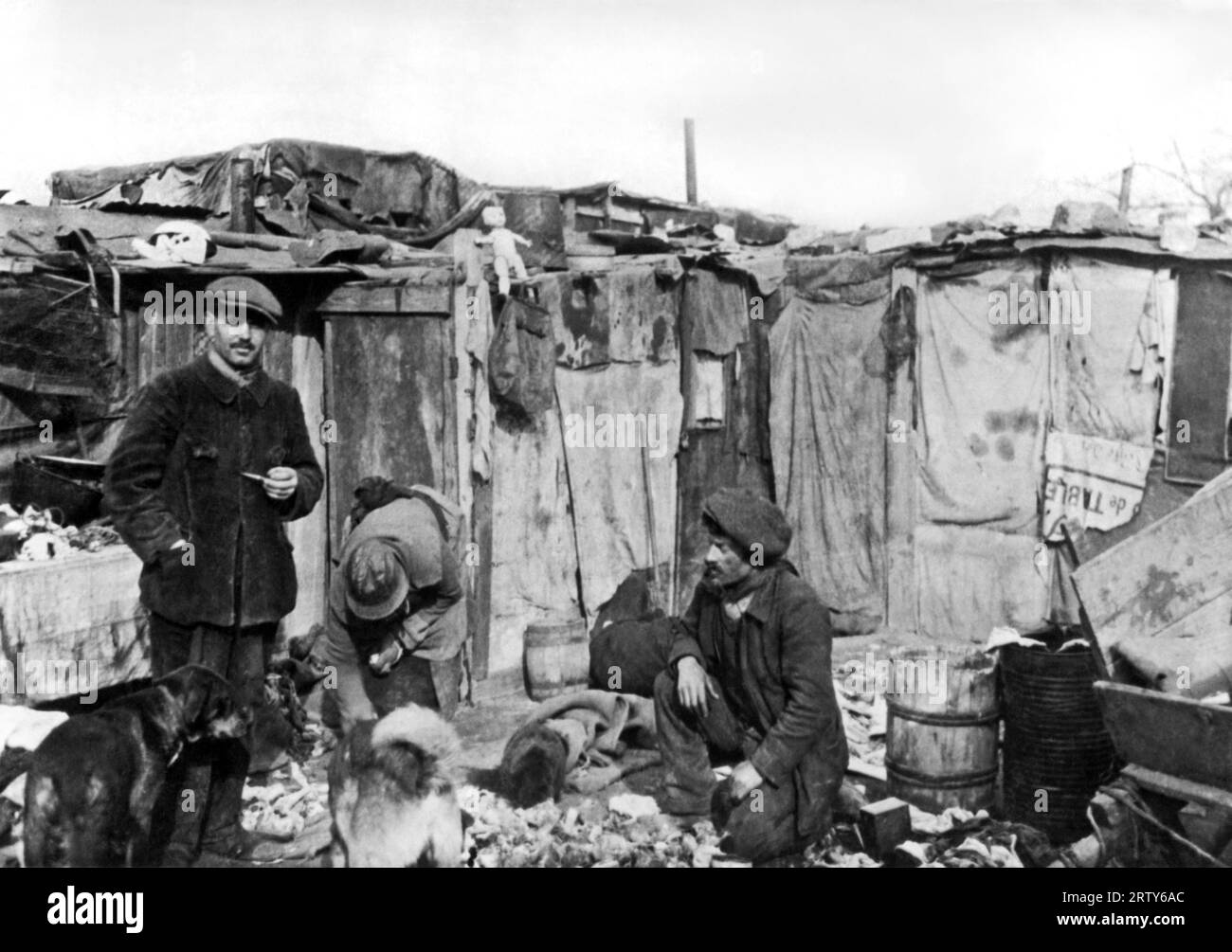 Paris, France c. 1929 quelques-unes des conditions de logement des pauvres dans la banlieue parisienne. Banque D'Images