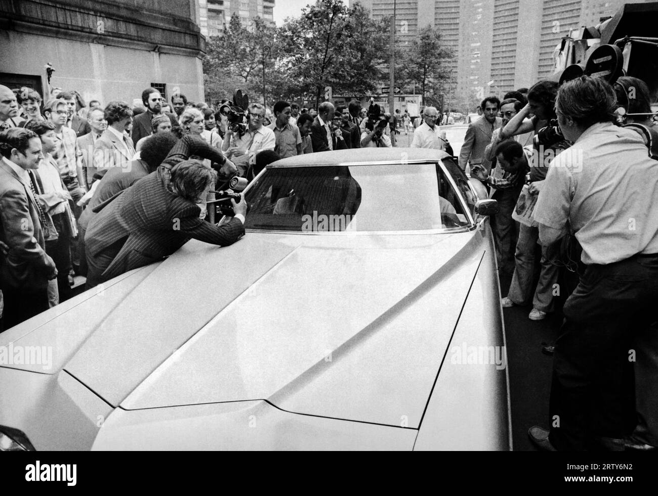 New York, New York le 6 juin 1972 des spectateurs et la presse tentent de voir Clifford Irving et sa femme qui sont emmenés en voiture au tribunal criminel au 100, rue Centre Banque D'Images