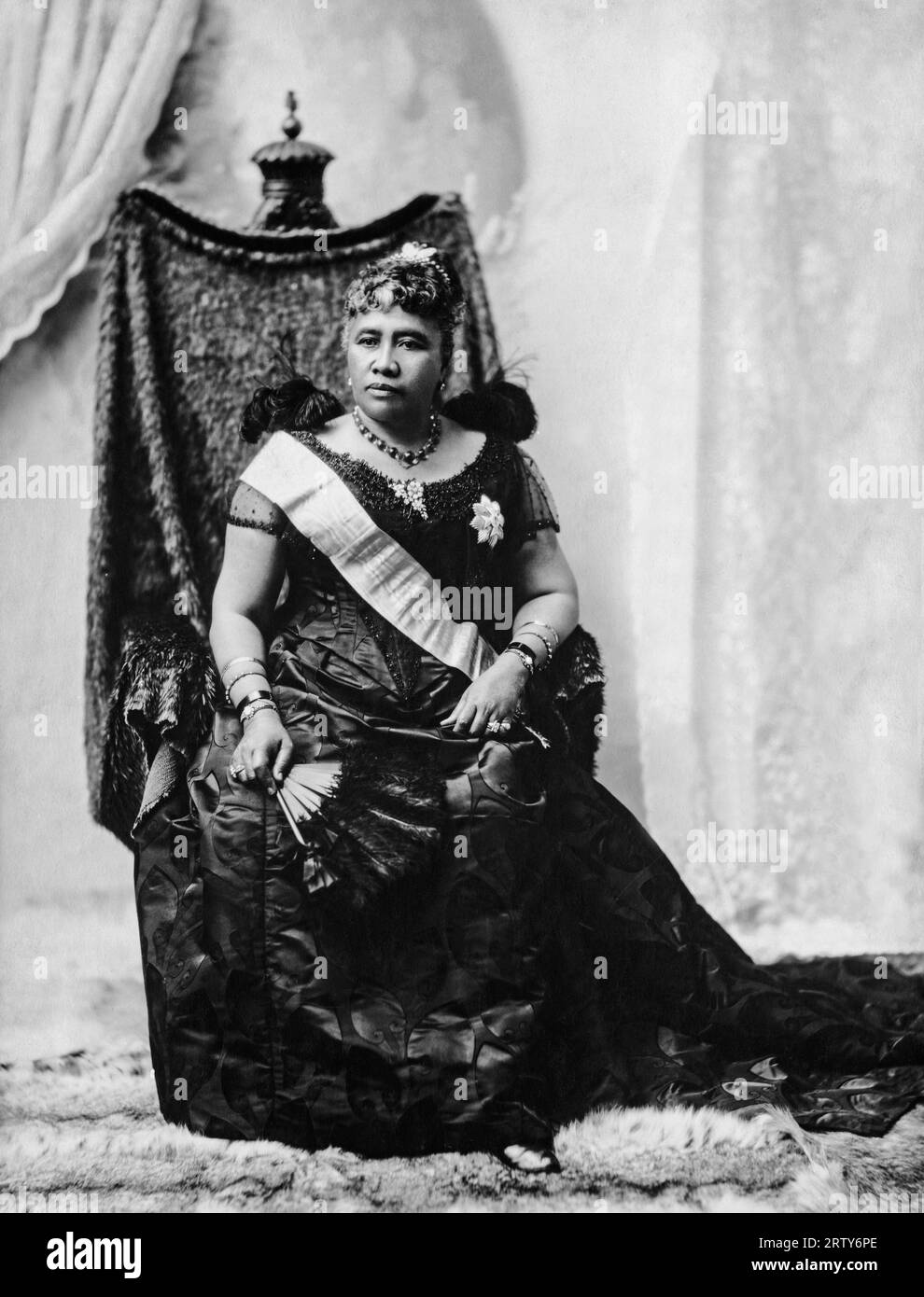 Honolulu, Hawaï 1891 Un portrait de Liliuokalani, la dernière souveraine de la dynastie Kamehameha qui régnait sur le royaume hawaïen, assise sur son trône. Banque D'Images