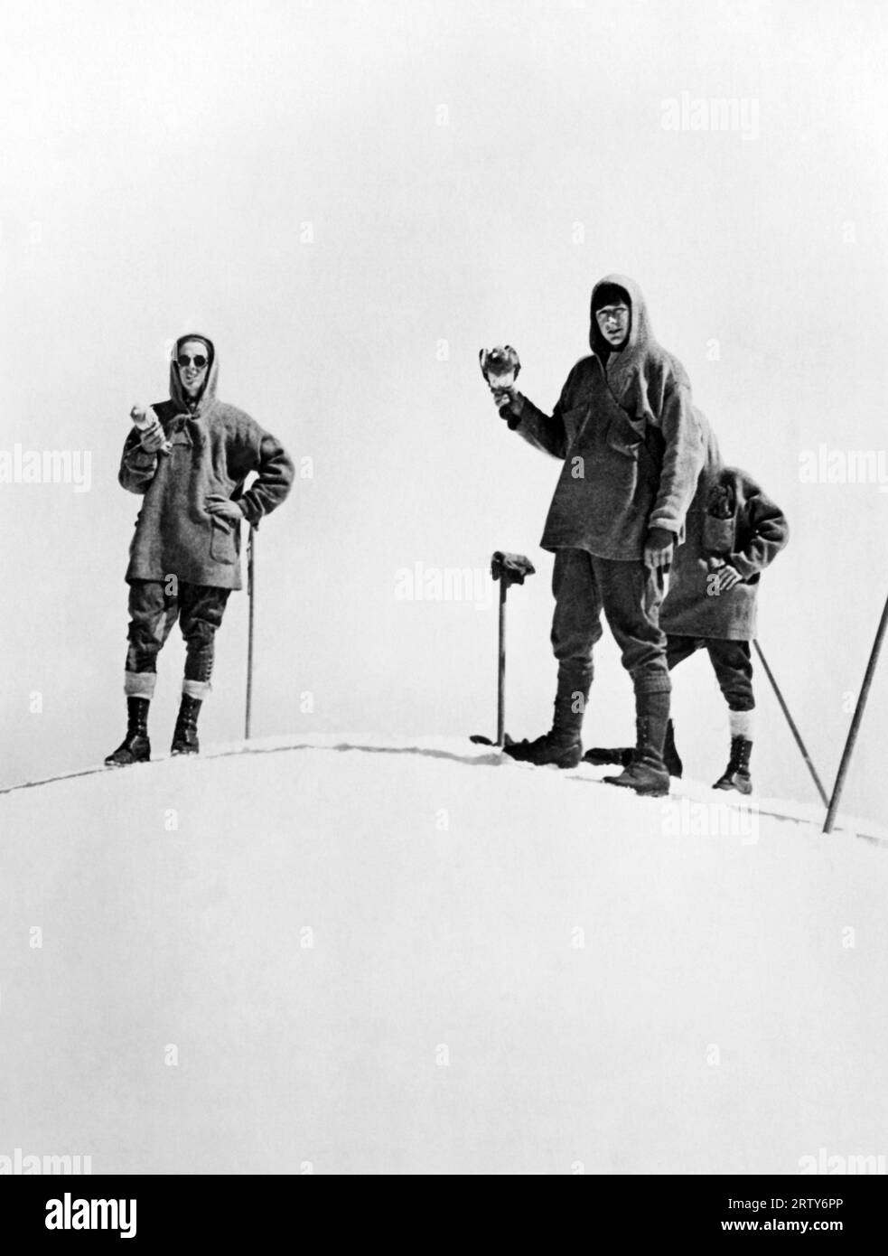Tacoma, Washington le 7 septembre 1927 les Boy Scouts de Tacoma grimpent au sommet du mont. Tacoma (aujourd'hui Mt. Rainier) de libérer des pigeons avec des messages au chef Scout West de NY et au président Coolidge à Washington DC. Ici, ils viennent d'arriver au sommet de 14 411 pieds. Banque D'Images
