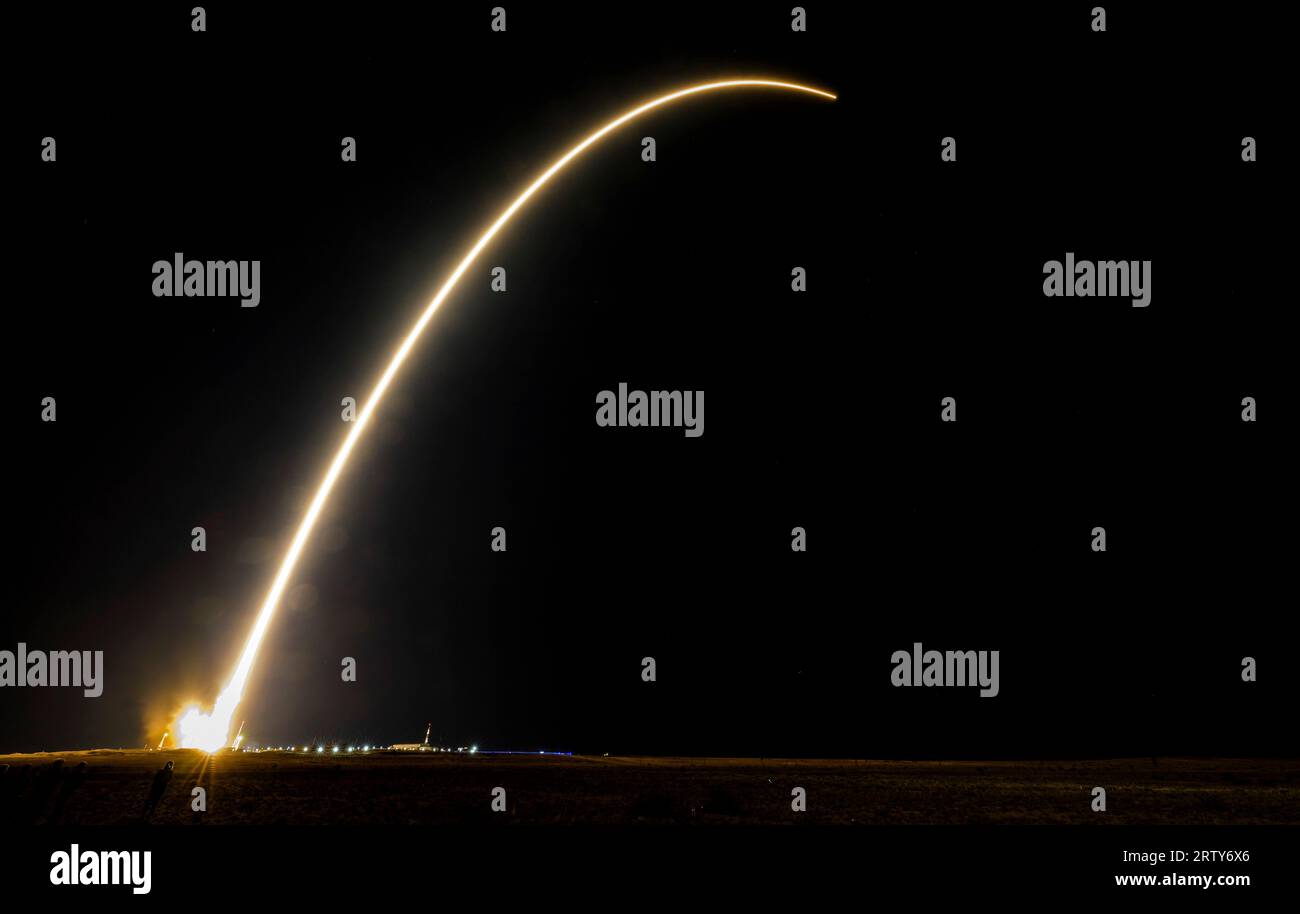 Baïkonour, Kazakhstan. 15 septembre 2023. Le vaisseau spatial russe Soyouz MS-24 traîne à travers le ciel nocturne alors qu'il explose du cosmodrome de Baïkonour, le 15 septembre 2023 à Baïkonour, Kazakhstan. L'astronaute Loral O'Hara, de la NASA, et les cosmonautes Oleg Kononenko et Nikolai Chub, de Roscosmos, se dirigent vers le laboratoire orbital 70. Crédit : Bill Ingalls/NASA/Alamy Live News Banque D'Images