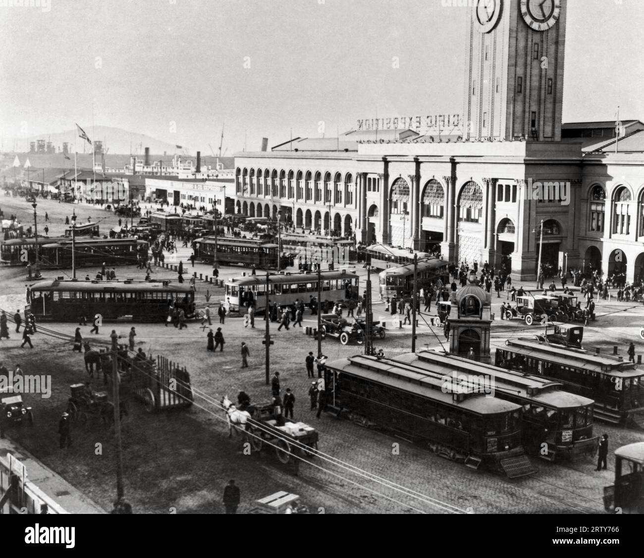 San Francisco, Californie 1915 les voitures de rue et les téléphériques à l'aroound Embarcadero Turn fournissent le transport aux visiteurs de l'exposition internationale Panama-Pacific. Banque D'Images