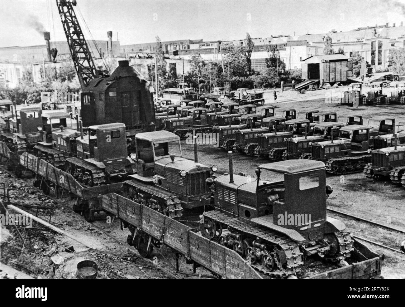 Stalingrad, Russie le 19 août 1947 des tracteurs russes sont chargés pour l'expédition à partir de l'usine de tracteurs Dzerzhinsky à Stalingrad. Banque D'Images