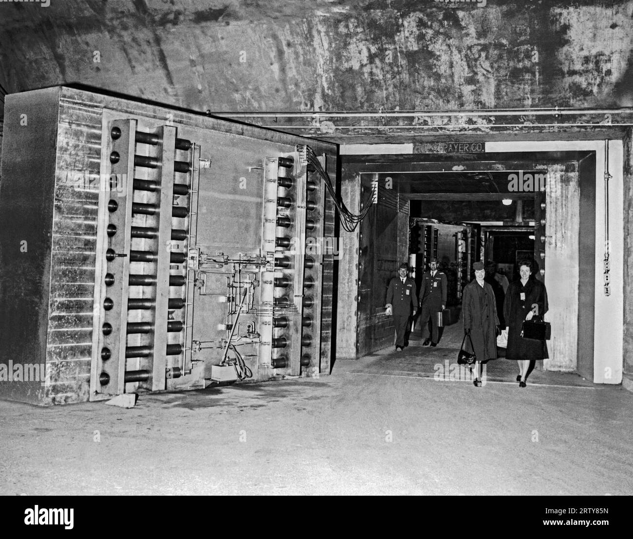 Colorado Springs, Colorado c. 1966 ces gigantesques portes anti-explosion protègent le centre d'opérations du Commandement de la défense aérienne de l'Amérique du Nord. Ils pèsent 30 tonnes et peuvent être fermés en 30 secondes Banque D'Images