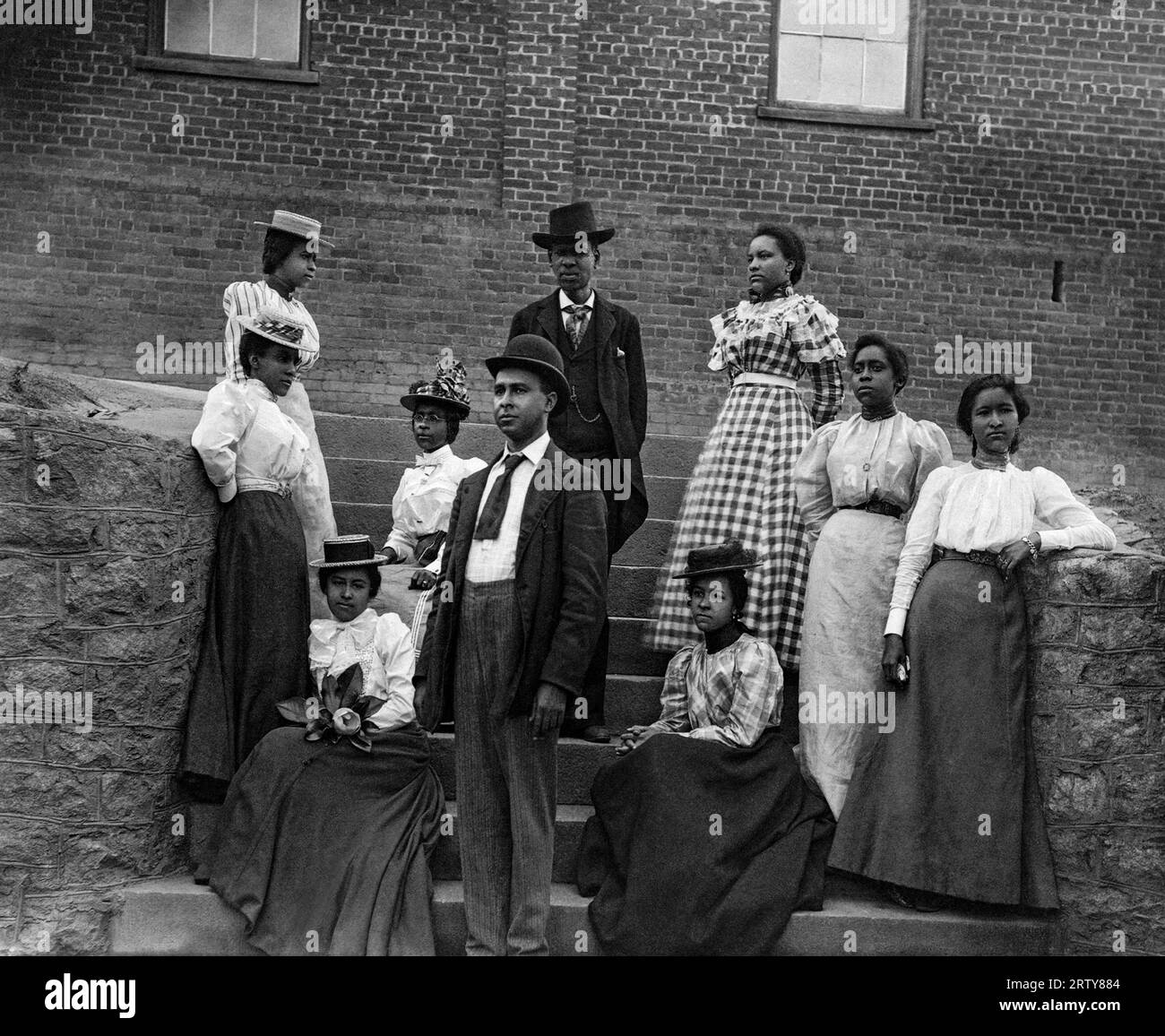 Atlanta, Géorgie c 1900 hommes et femmes afro-américains posent pour un portrait sur les marches de l'Université d'Atlanta, Géorgie. Photographie de Thomas E. Askew. Banque D'Images