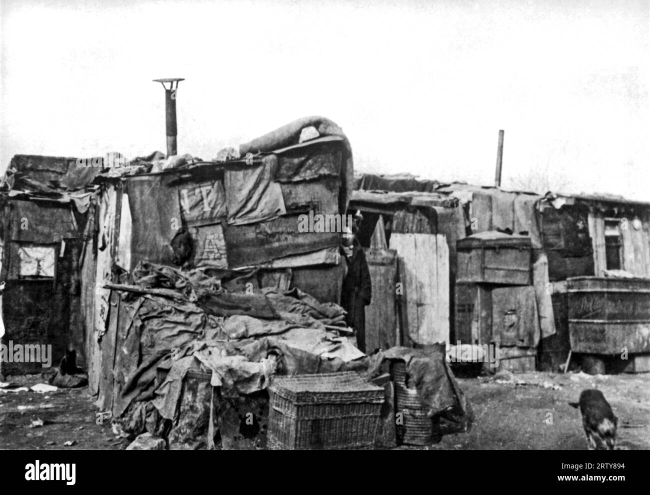 Paris, France c. 1929 quelques-unes des conditions de logement des pauvres dans la banlieue parisienne. Banque D'Images