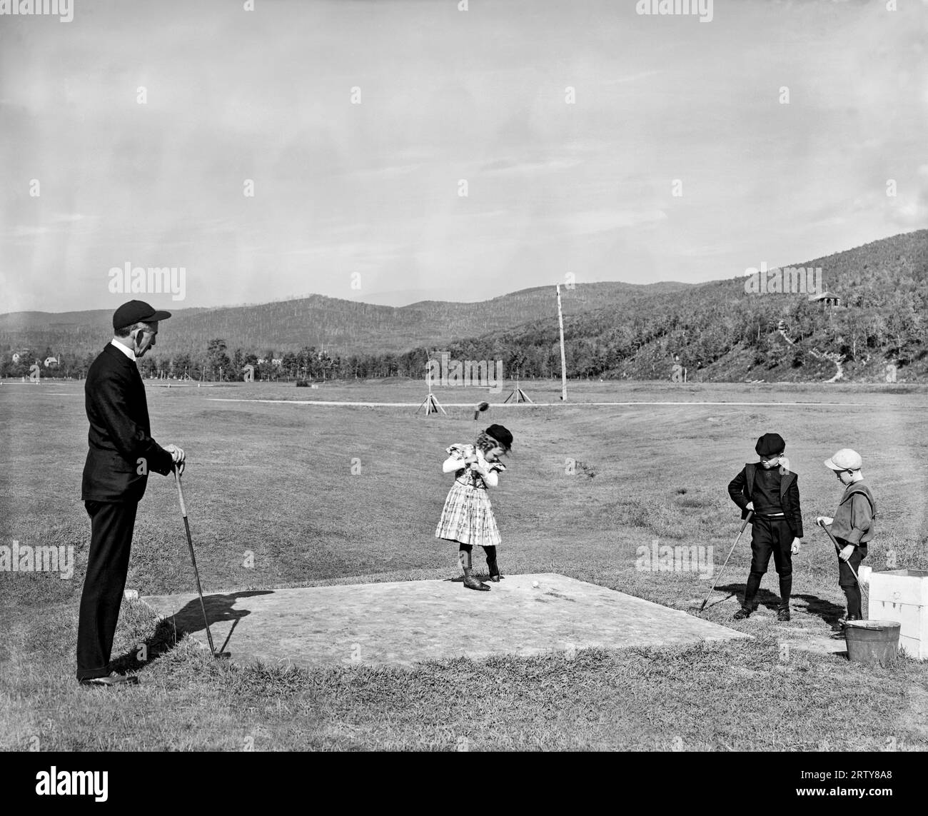 Breton Woods, New Hampshire : c. 1902 Une petite fille conduisant du neuvième tee au Mount Pleasant Golf Links dans les White Mountains dans le New Hampshire. Banque D'Images
