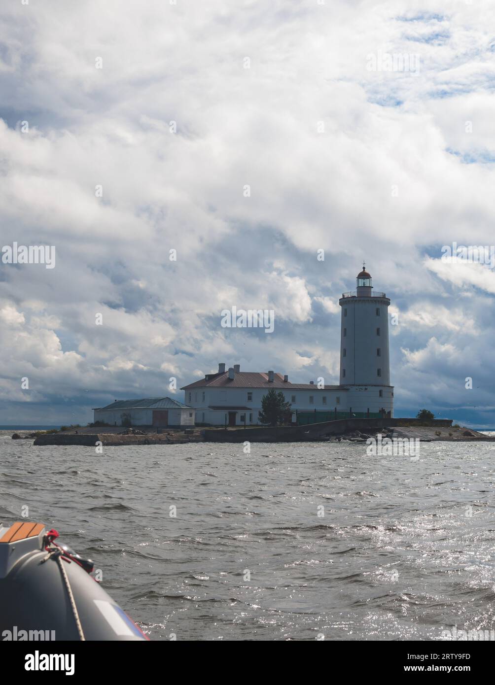 Phare de l'île de Tolbukhin, Saint-Pétersbourg, Cronstadt, vue du golfe de Finlande, Russie en été journée ensoleillée, les phares de la Russie voyagent Banque D'Images