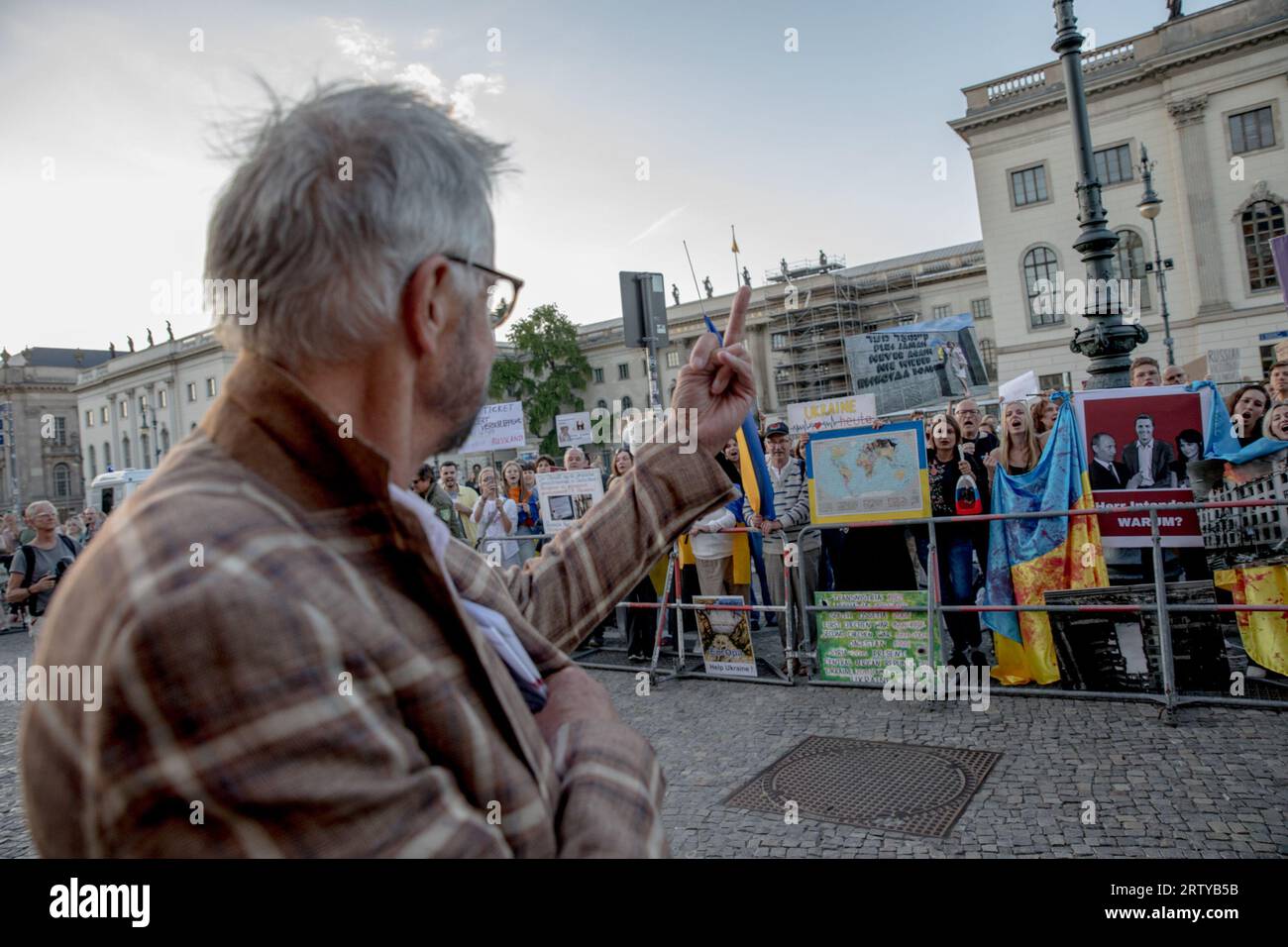 Berlin, Allemagne. 15 septembre 2023. La grandeur de l'Opéra de Berlin, symbole de l'excellence artistique, a été éclipsée le 15 septembre 2023 par les chants retentissants des manifestants. La cause de leur dissidence était Anna Netrebko, la soprano russo-autrichienne, et ses liens perçus avec le Kremlin. Les manifestants ont appelé au boycott de la performance de Netrebko. Il marque sa première apparition à Berlin depuis l'invasion russe de l'Ukraine le 24 février 2022. (Photo de Michael Kuenne/PRESSCOV/Sipa USA) crédit : SIPA USA/Alamy Live News Banque D'Images