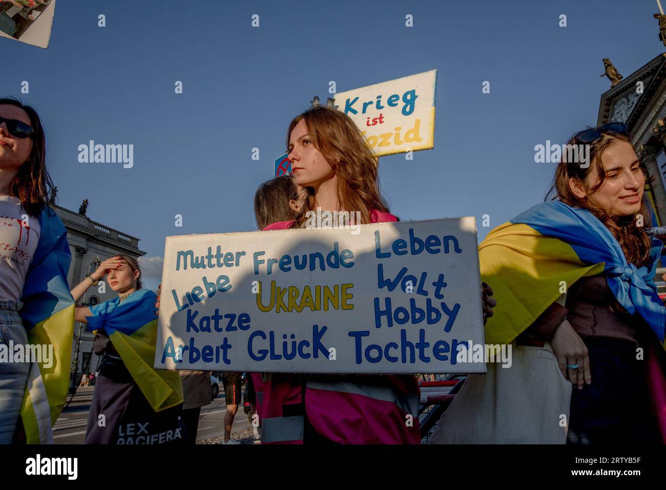 Berlin, Allemagne. 15 septembre 2023. La grandeur de l'Opéra de Berlin, symbole de l'excellence artistique, a été éclipsée le 15 septembre 2023 par les chants retentissants des manifestants. La cause de leur dissidence était Anna Netrebko, la soprano russo-autrichienne, et ses liens perçus avec le Kremlin. Les manifestants ont appelé au boycott de la performance de Netrebko. Il marque sa première apparition à Berlin depuis l'invasion russe de l'Ukraine le 24 février 2022. (Photo de Michael Kuenne/PRESSCOV/Sipa USA) crédit : SIPA USA/Alamy Live News Banque D'Images