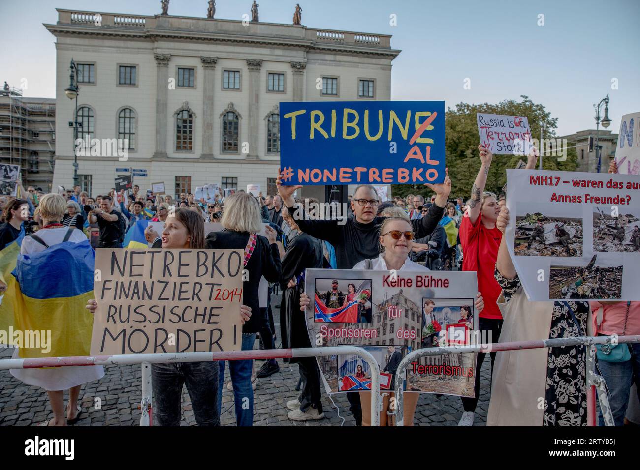 Berlin, Allemagne. 15 septembre 2023. La grandeur de l'Opéra de Berlin, symbole de l'excellence artistique, a été éclipsée le 15 septembre 2023 par les chants retentissants des manifestants. La cause de leur dissidence était Anna Netrebko, la soprano russo-autrichienne, et ses liens perçus avec le Kremlin. Les manifestants ont appelé au boycott de la performance de Netrebko. Il marque sa première apparition à Berlin depuis l'invasion russe de l'Ukraine le 24 février 2022. (Photo de Michael Kuenne/PRESSCOV/Sipa USA) crédit : SIPA USA/Alamy Live News Banque D'Images