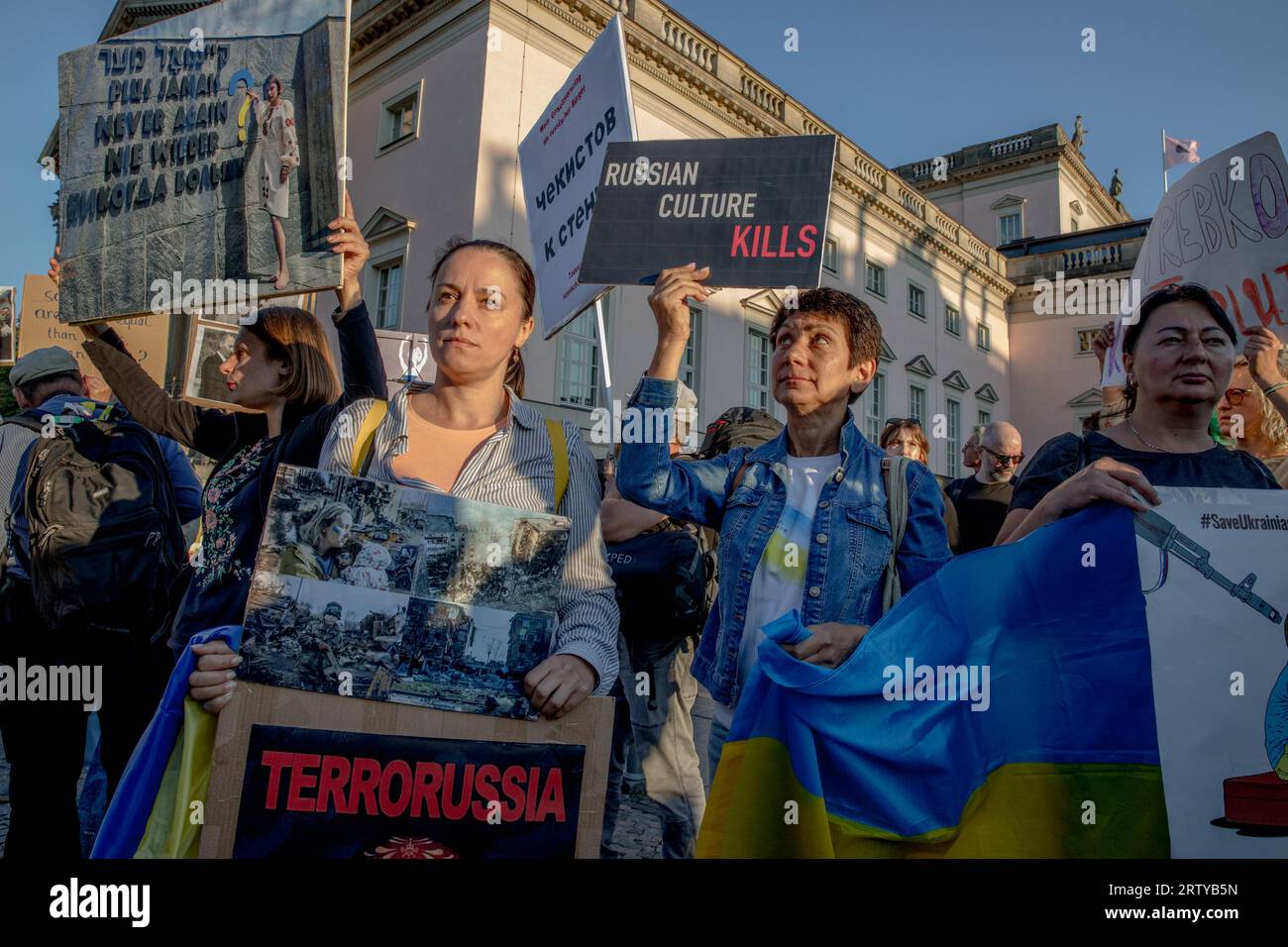 Berlin, Allemagne. 15 septembre 2023. La grandeur de l'Opéra de Berlin, symbole de l'excellence artistique, a été éclipsée le 15 septembre 2023 par les chants retentissants des manifestants. La cause de leur dissidence était Anna Netrebko, la soprano russo-autrichienne, et ses liens perçus avec le Kremlin. Les manifestants ont appelé au boycott de la performance de Netrebko. Il marque sa première apparition à Berlin depuis l'invasion russe de l'Ukraine le 24 février 2022. (Photo de Michael Kuenne/PRESSCOV/Sipa USA) crédit : SIPA USA/Alamy Live News Banque D'Images