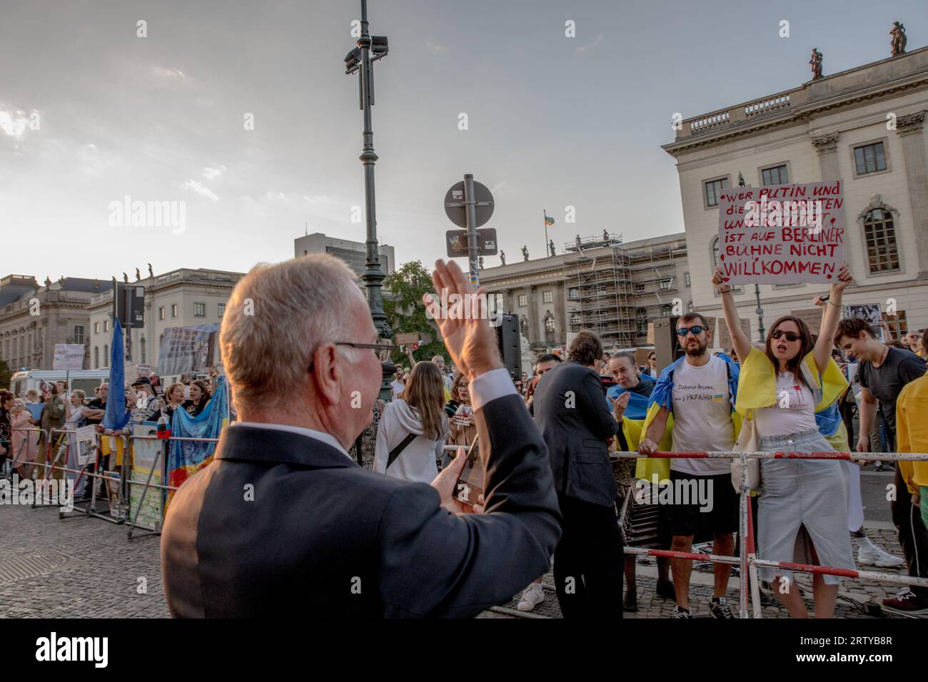 Berlin, Allemagne. 15 septembre 2023. La grandeur de l'Opéra de Berlin, symbole de l'excellence artistique, a été éclipsée le 15 septembre 2023 par les chants retentissants des manifestants. La cause de leur dissidence était Anna Netrebko, la soprano russo-autrichienne, et ses liens perçus avec le Kremlin. Les manifestants ont appelé au boycott de la performance de Netrebko. Il marque sa première apparition à Berlin depuis l'invasion russe de l'Ukraine le 24 février 2022. (Photo de Michael Kuenne/PRESSCOV/Sipa USA) crédit : SIPA USA/Alamy Live News Banque D'Images