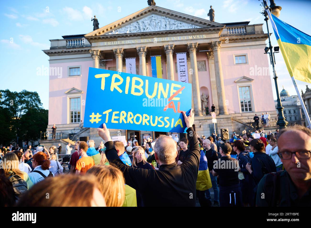 Berlin, Allemagne. 15 septembre 2023. 'Tribunal Terrorussia' est écrit sur une affiche tenue par un manifestant devant le Staatsoper Unter den Linden. Une protestation contre la performance de Macbeth avec Netrebko est en cours. Les initiateurs accusent le chanteur de renommée internationale de soutenir le président russe Vladimir Poutine. Crédit : Annette Riedl/dpa/Alamy Live News Banque D'Images