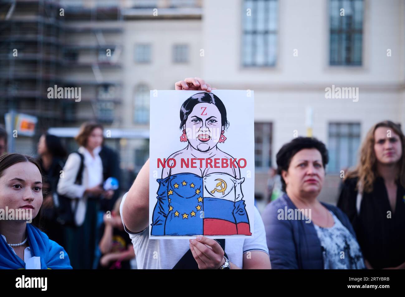 Berlin, Allemagne. 15 septembre 2023. 'No Netrebko' est écrit sur une affiche tenue par un manifestant devant le Staatsoper Unter den Linden. Une protestation contre la performance de Macbeth avec Netrebko est en cours. Les initiateurs accusent le chanteur de renommée internationale de soutenir le président russe Vladimir Poutine. Crédit : Annette Riedl/dpa/Alamy Live News Banque D'Images