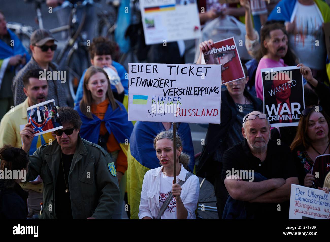 Berlin, Allemagne. 15 septembre 2023. "Votre billet finance la déportation d'enfants ukrainiens vers la Russie" est écrit sur une affiche tenue par un manifestant devant le Staatsoper Unter den Linden. Une protestation contre la performance de Macbeth avec Netrebko est en cours. Les initiateurs accusent le chanteur de renommée internationale de soutenir le président russe Vladimir Poutine. Crédit : Annette Riedl/dpa/Alamy Live News Banque D'Images