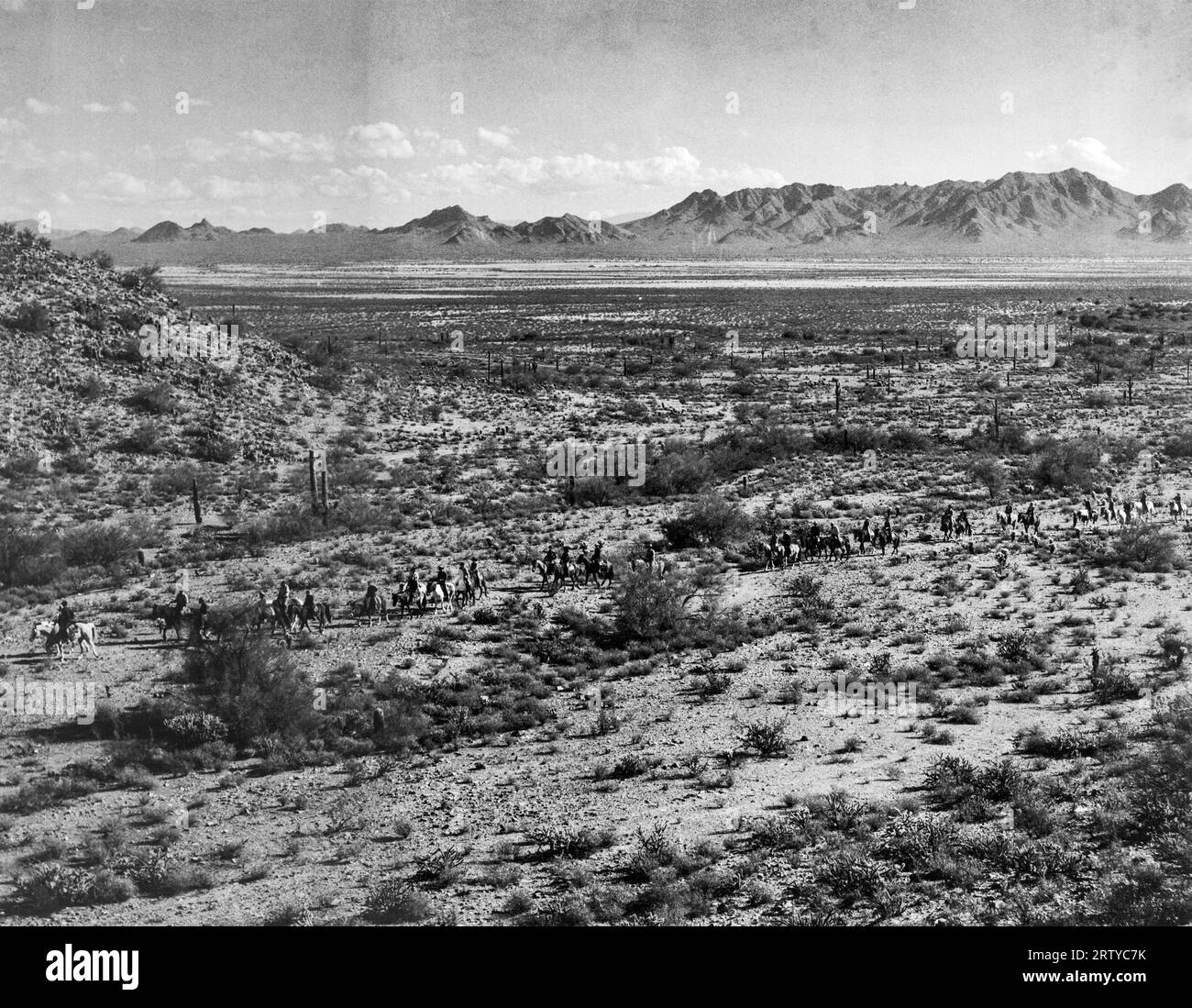 Phoenix, Arizona 1947 coureurs à cheval traversant la « Vallée du Soleil ». Dans la vallée de Salt River Banque D'Images