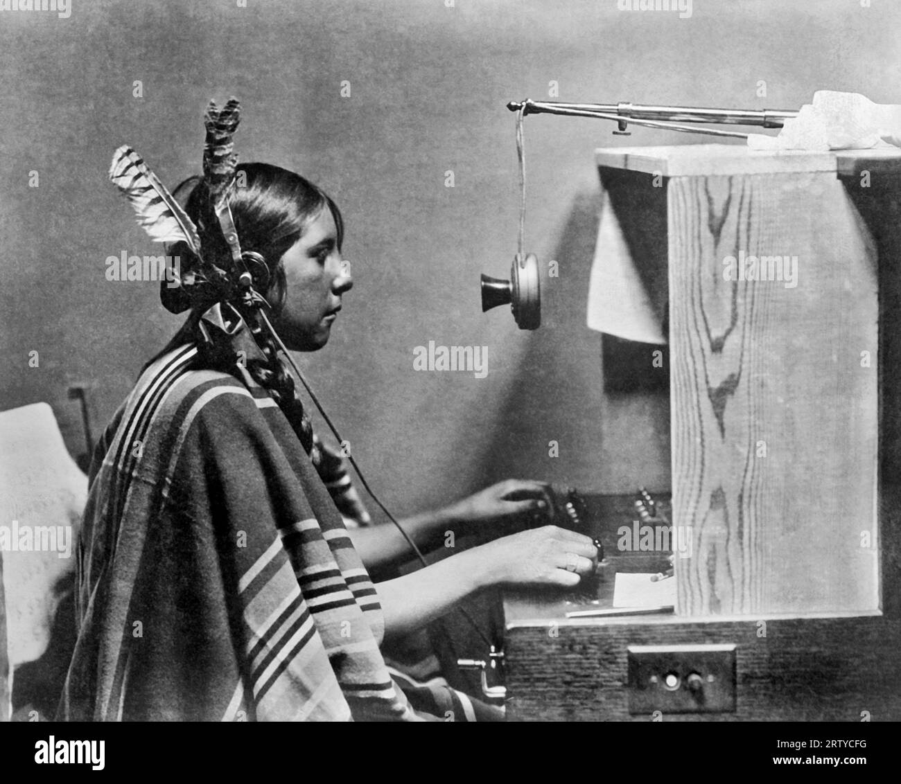Glacier National Park, Montana 26 juin 1925 Une femme amérindienne, connue sous le nom de « Helen of Many Glacier Hotel », travaille comme opérateur téléphonique à Many Glacier Hotel dans le parc national Glacier, Montana. Banque D'Images