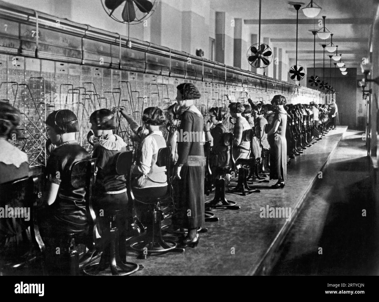 États-Unis : c. 1923. Opérateurs téléphoniques du système Bell qui ont connecté manuellement la plupart des appels téléphoniques. L'équipement de numérotation a été introduit pour la première fois en 1919. Banque D'Images