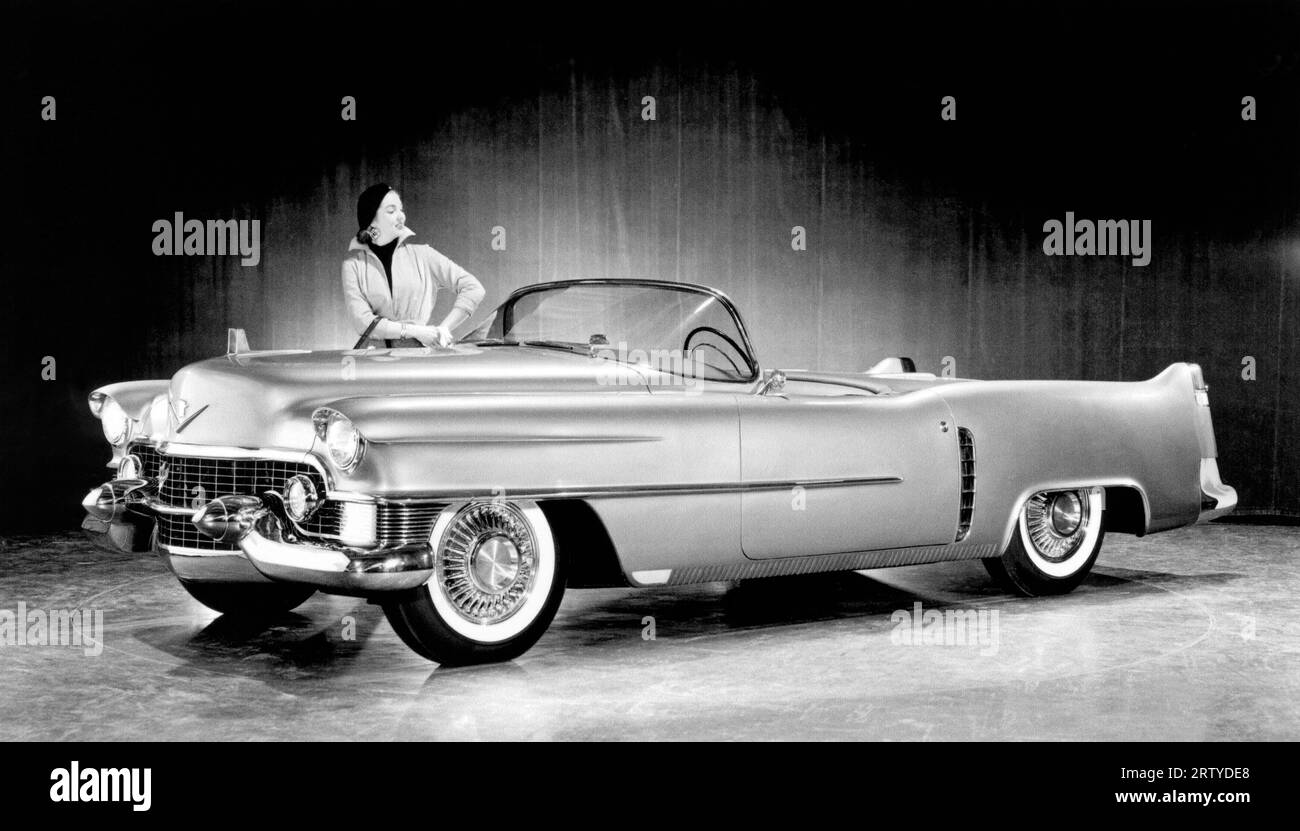 États-Unis 1953 1953 Cadillac le Mans un concept-car qui a été présenté à la GM Motorama 1953, mais qui n'est jamais entré en production. Les visiteurs qui ont été séduits par le design cette année-là pouvaient acheter une Cadillac de style similaire appelée Eldorado. Le Mans était propulsé par un moteur de 250 ch, et avait des sièges à mémoire qui glissaient vers l'arrière lorsque la porte s'ouvrait, et revenaient quand elle se refermait. Banque D'Images
