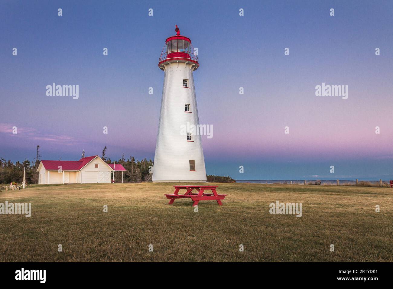 Phare de point Prim, Île-du-Prince-Édouard, Canada, pendant un coucher de soleil estival sans nuages. Banque D'Images