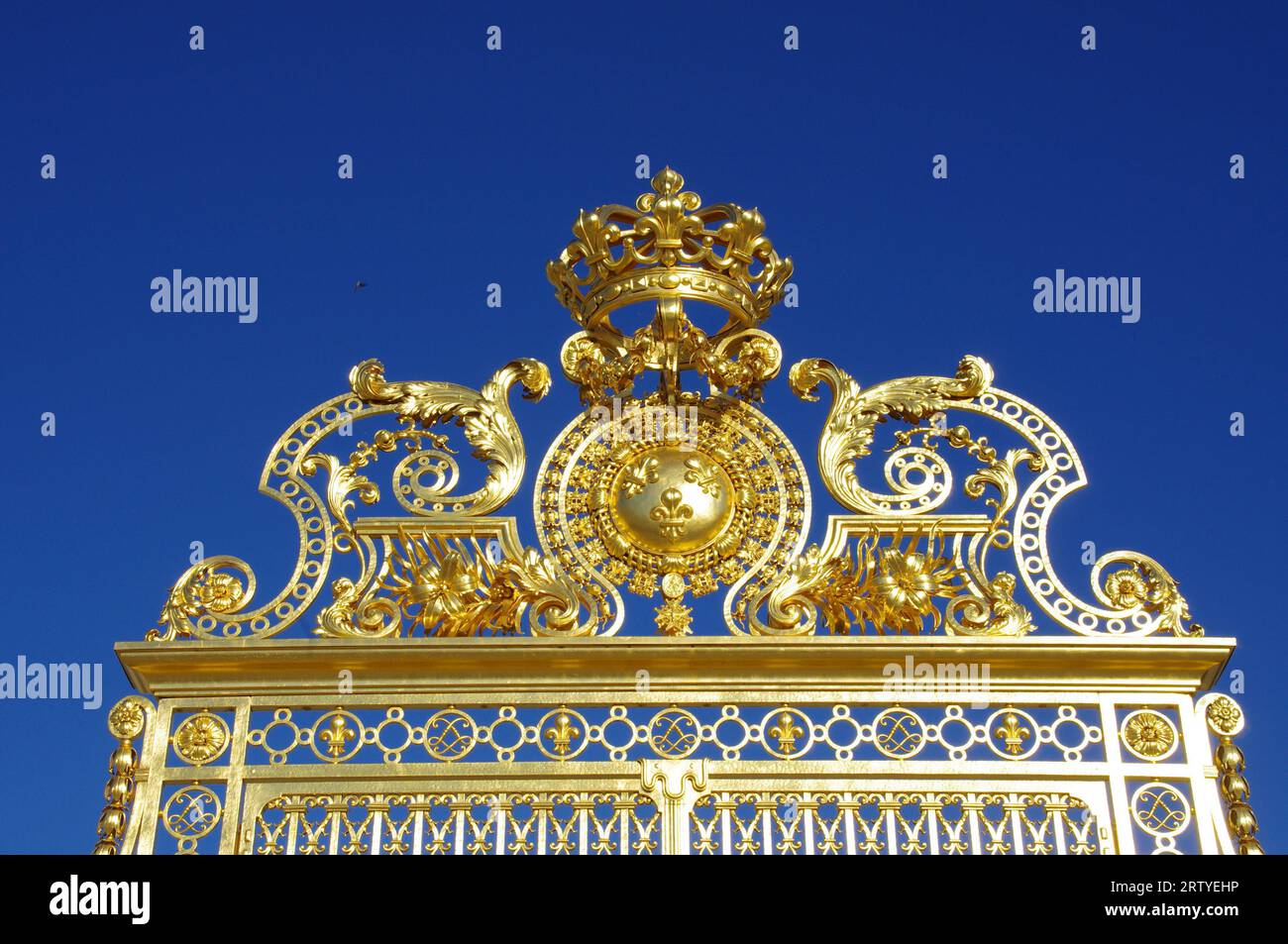 Les belles portes d'Or à l'extérieur du château de Versailles, sous un ciel bleu clair. Versailles, France. Banque D'Images