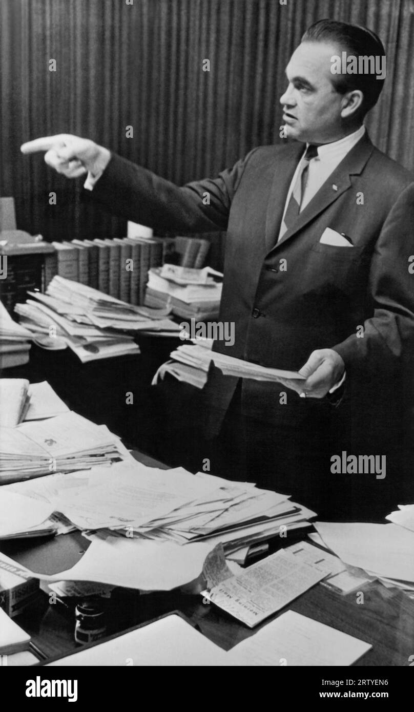 Montgomery, Alabama c. 1964 gouverneur de l'Alabama George Wallace faisant des gestes au cours d'une interview sur l'une des milliers de lettres hors de l'État reçues ces derniers mois à l'appui de sa position sur les droits civils. Banque D'Images