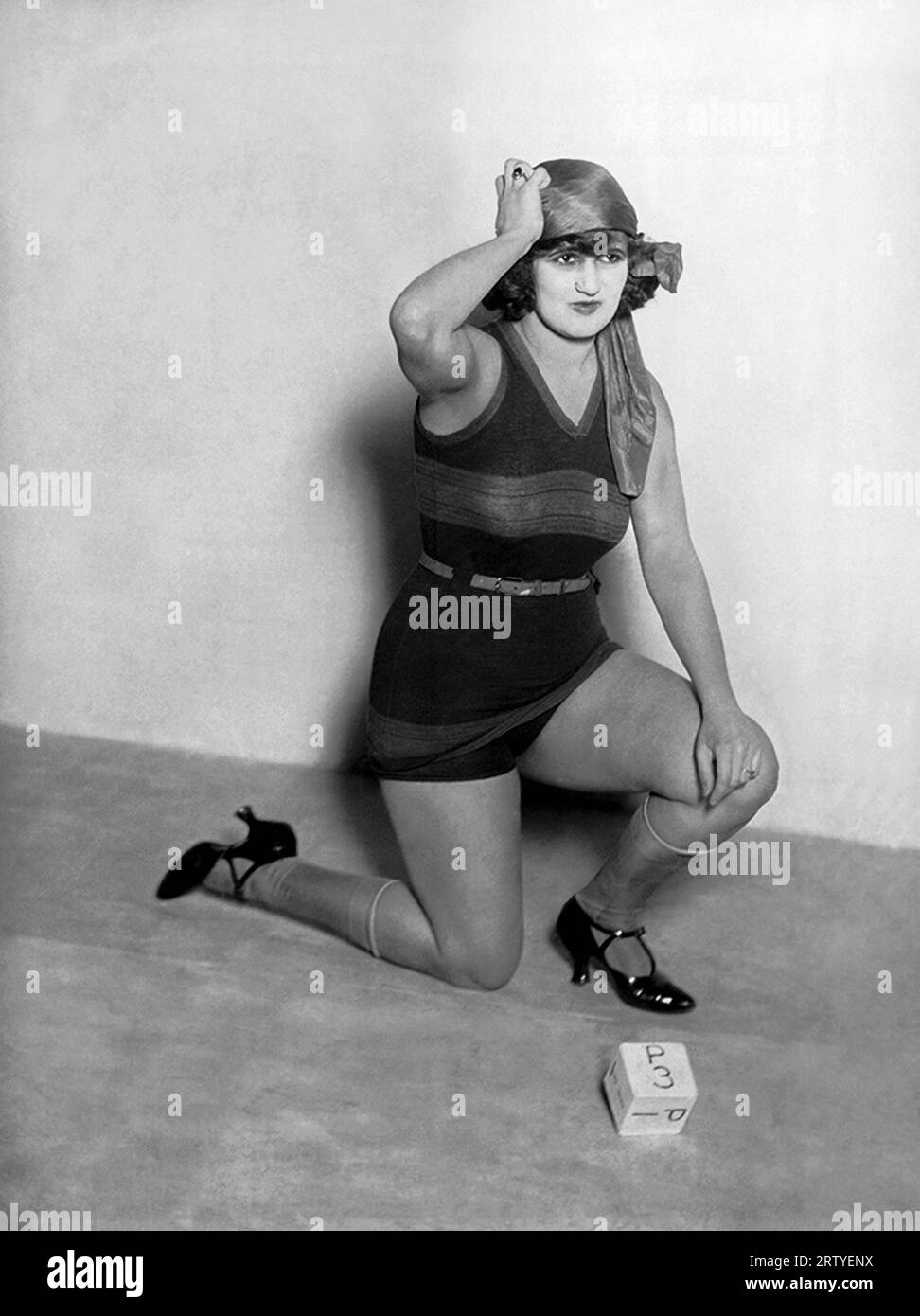 Hollywood, Californie 16 janvier 1922 l'actrice Silent Screen Marion Aye a inventé un nouveau jeu de dés pour la plage. Banque D'Images