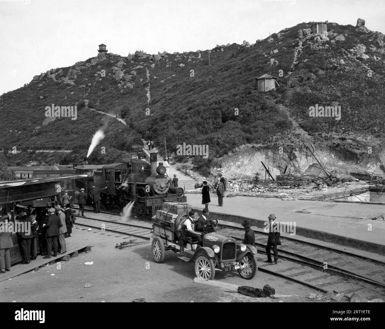 Comté de Marin, Californie 1923. Une voiture arrivant au sommet du mont. Tamalpais en 1923, avec le Mt. Train TAM derrière. Banque D'Images