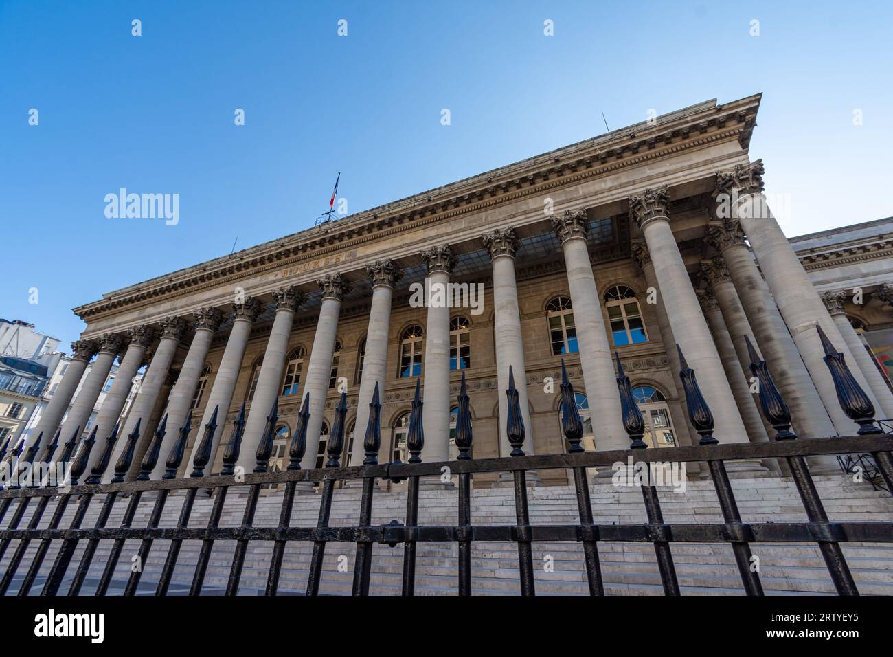 Vue extérieure de la façade du Palais Brongniart, bâtiment qui abritait auparavant la Bourse de Paris. Concepts de marchés financiers Banque D'Images