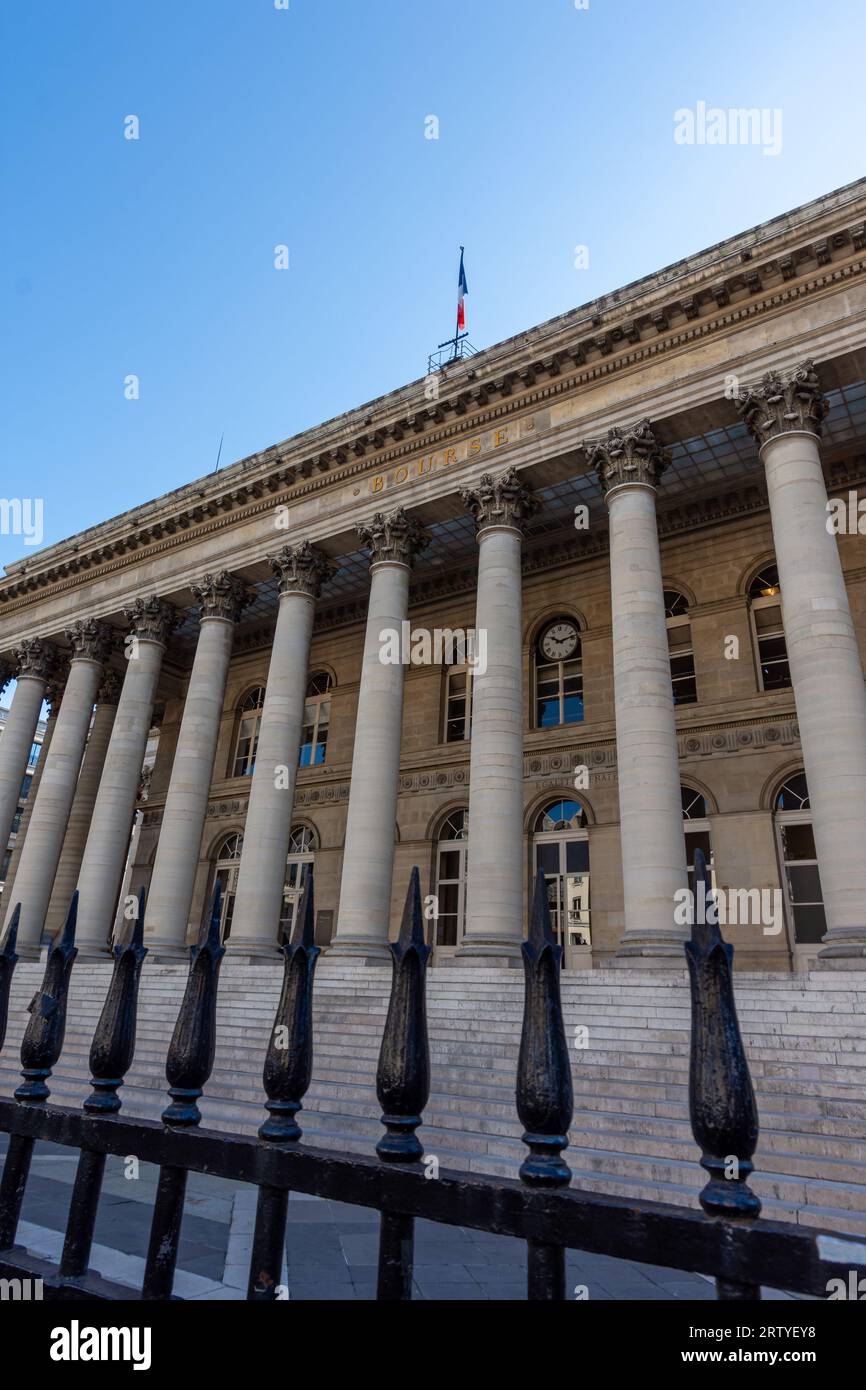 Vue extérieure de la façade du Palais Brongniart, bâtiment qui abritait auparavant la Bourse de Paris. Concepts de marchés financiers Banque D'Images